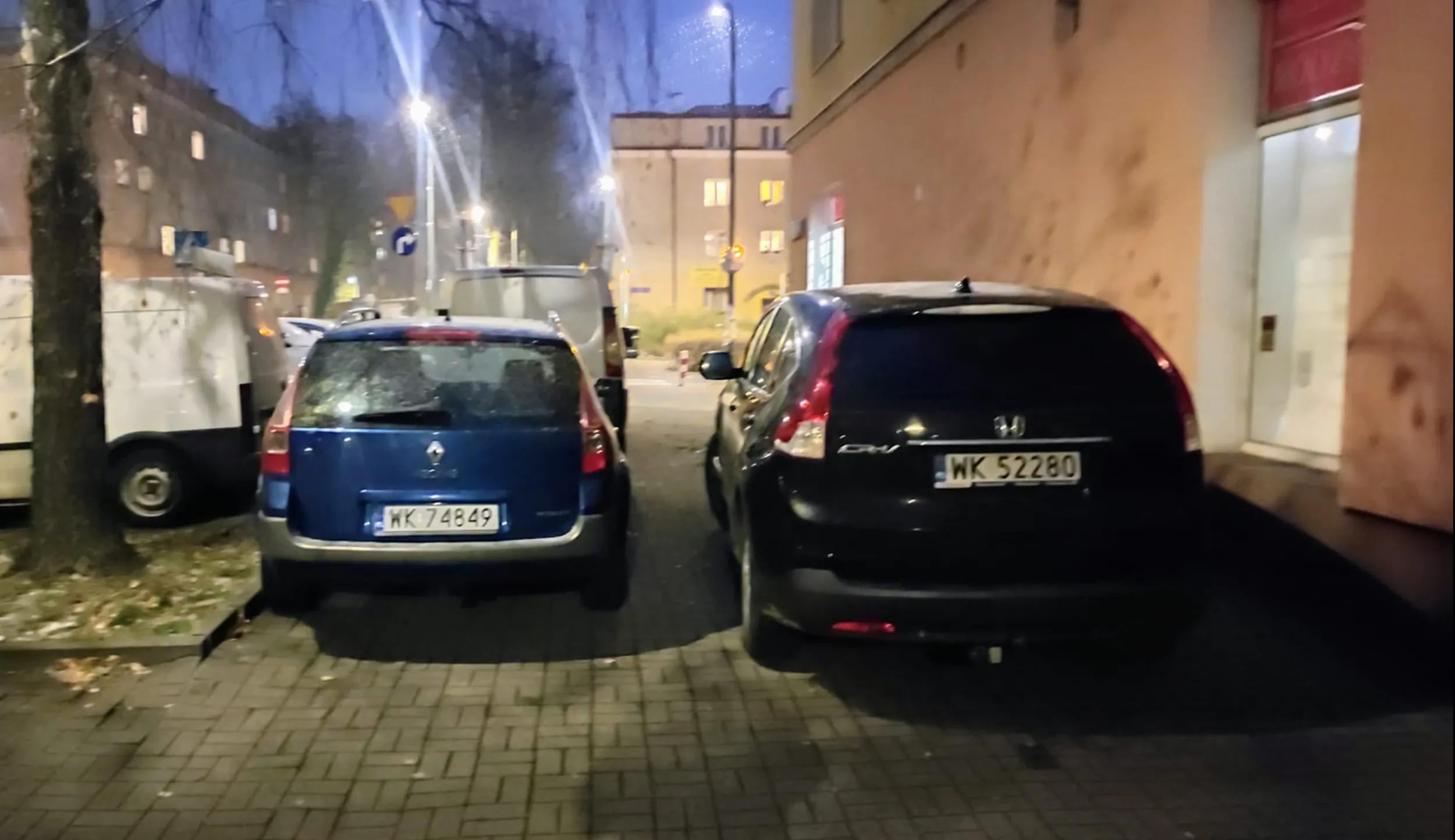 Typ zastawił cały chodnik. Matki z dziećmi w wózkach muszą obchodzić jego samochód po ulicy bo kretyn nie może zaparkować parę metrów dalej.