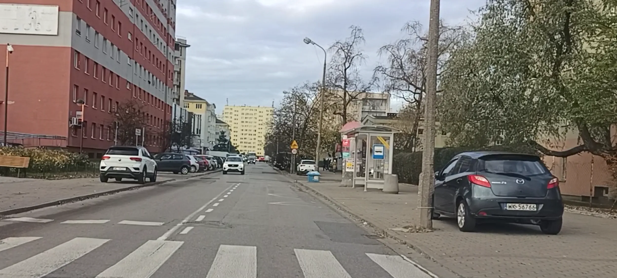 Parkowanie na chodniku przy samym przejściu dla pieszych. Chamstwo