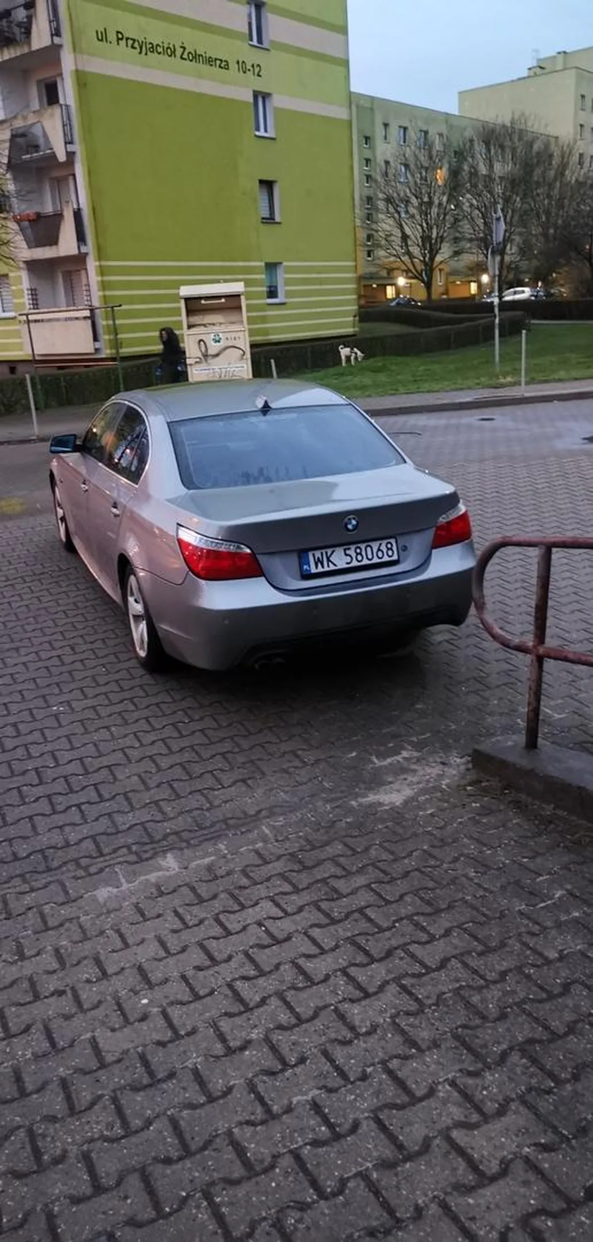 Notorycznie zastawia wjazd do garażu. Nie ma mocnych