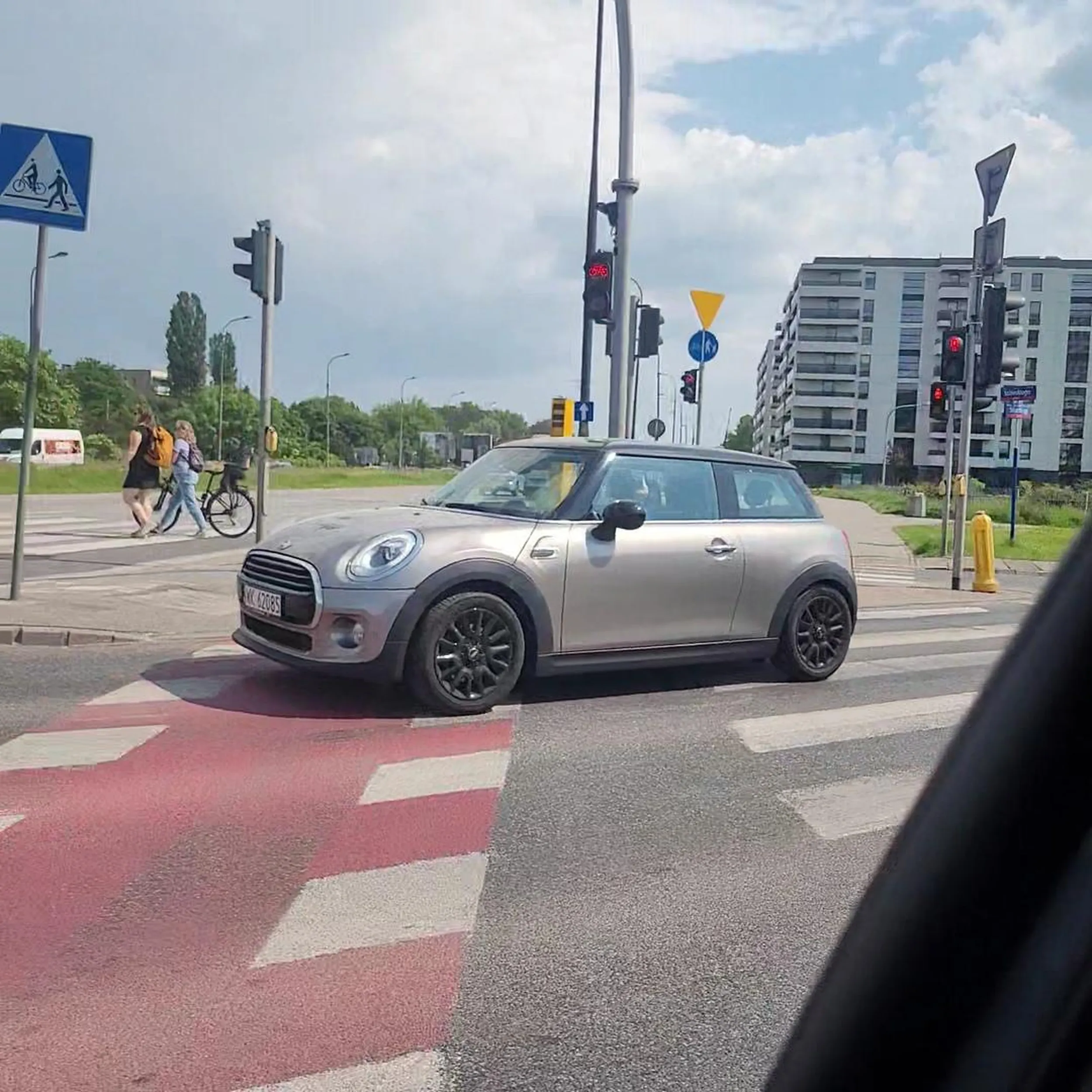 Nie zna zasad ruchu drogowego. Wymusiła pierwszeństwo. Ubliża.