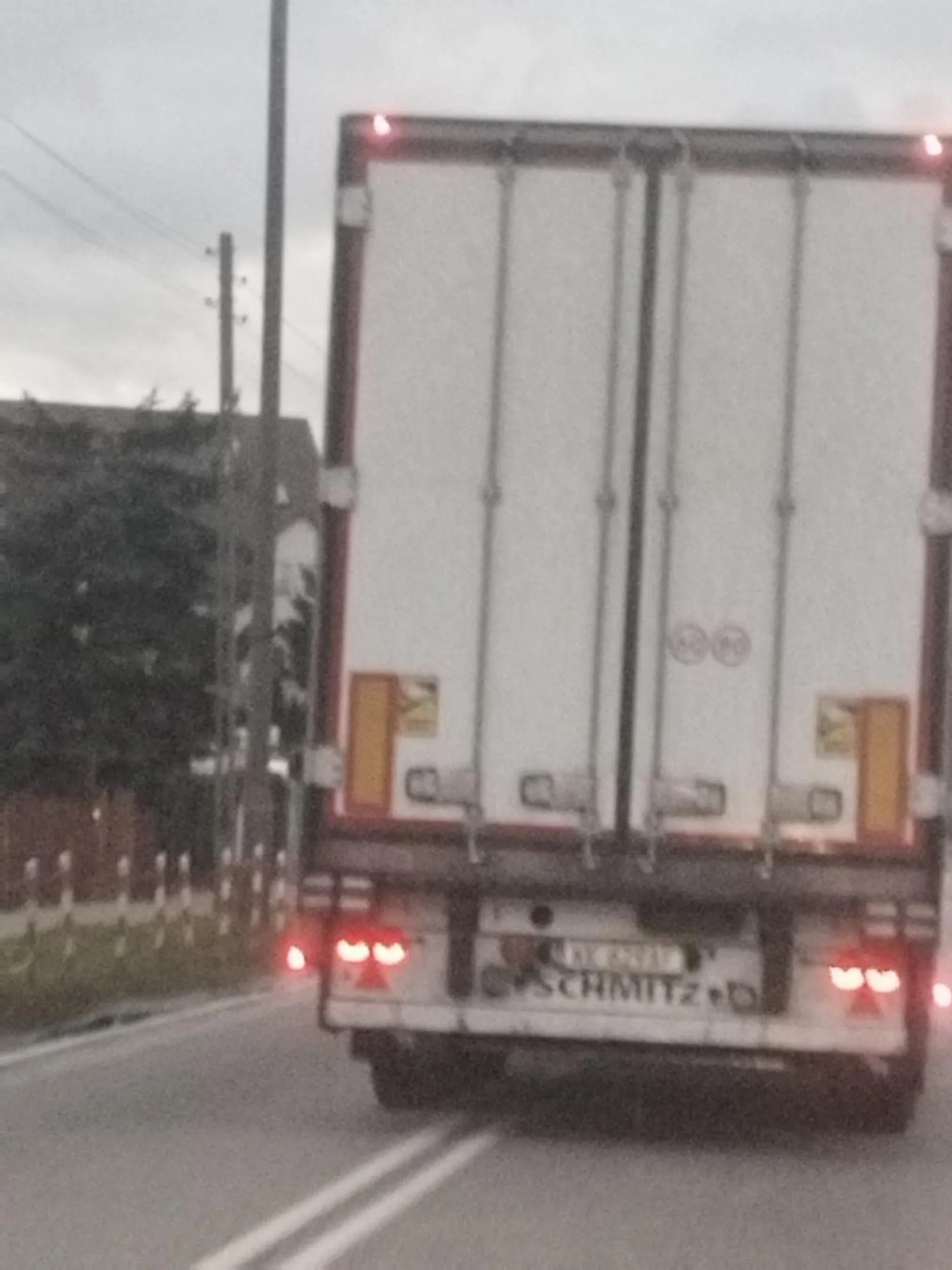 Kolega jedzie środkiem drogi na trasie Kostrzyn-Słubice. Myśleliśmy, że w mieście się ogarnie ale tam też ściągało go momentami w lewo, całe szczęście nie aż tak jak na reszcie trasy.