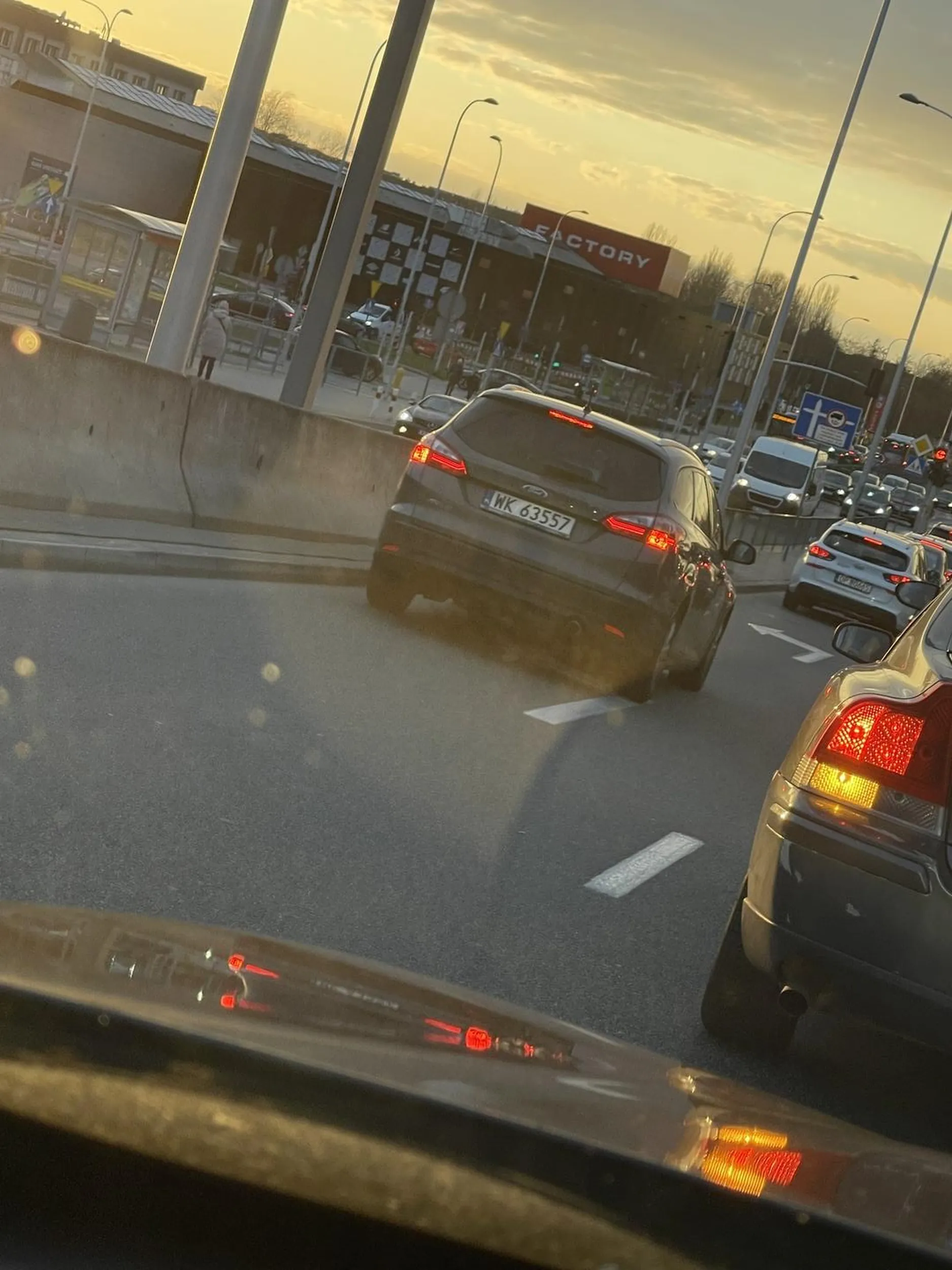 Kobieta wioząca dziecko w foteliku!!! pisząca coś w telefonie jedzie duza prędkością nagle orientuje się ze zatrzymałem auto na czerwonym świetle i trąbi na mnie. Nie wiem czego ona oczekiwała ze ja przejadę na czerwonym i jeszcze ona??? Dodam tylko, ze pare metrów dalej zaczynał się korek i tak byśmy stali xD.