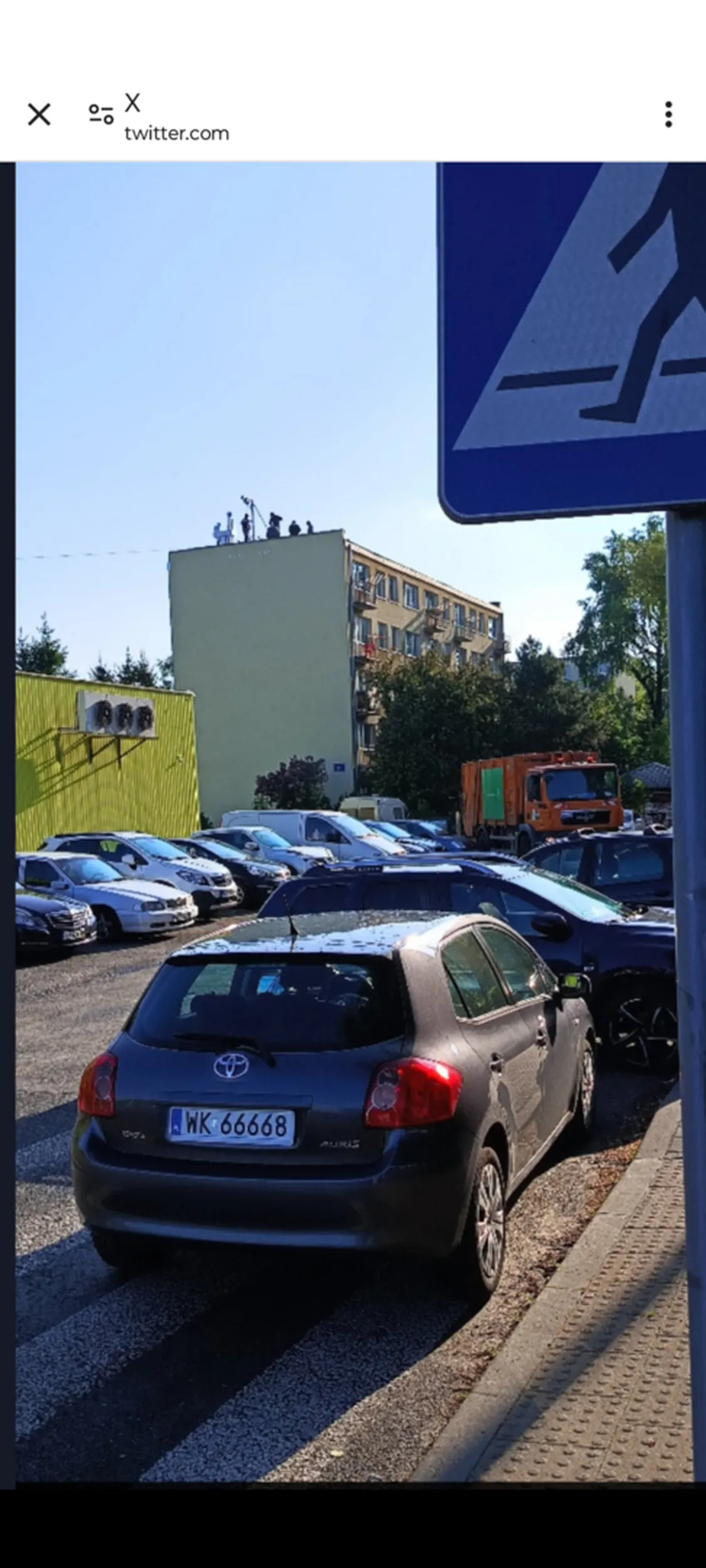 Młoda pani w Warszawie zaparkowała na przejściu dla pieszych i poszła sobie na zakupy do Biedry, a śmieciarka MPO nie mogła przejechać obok.