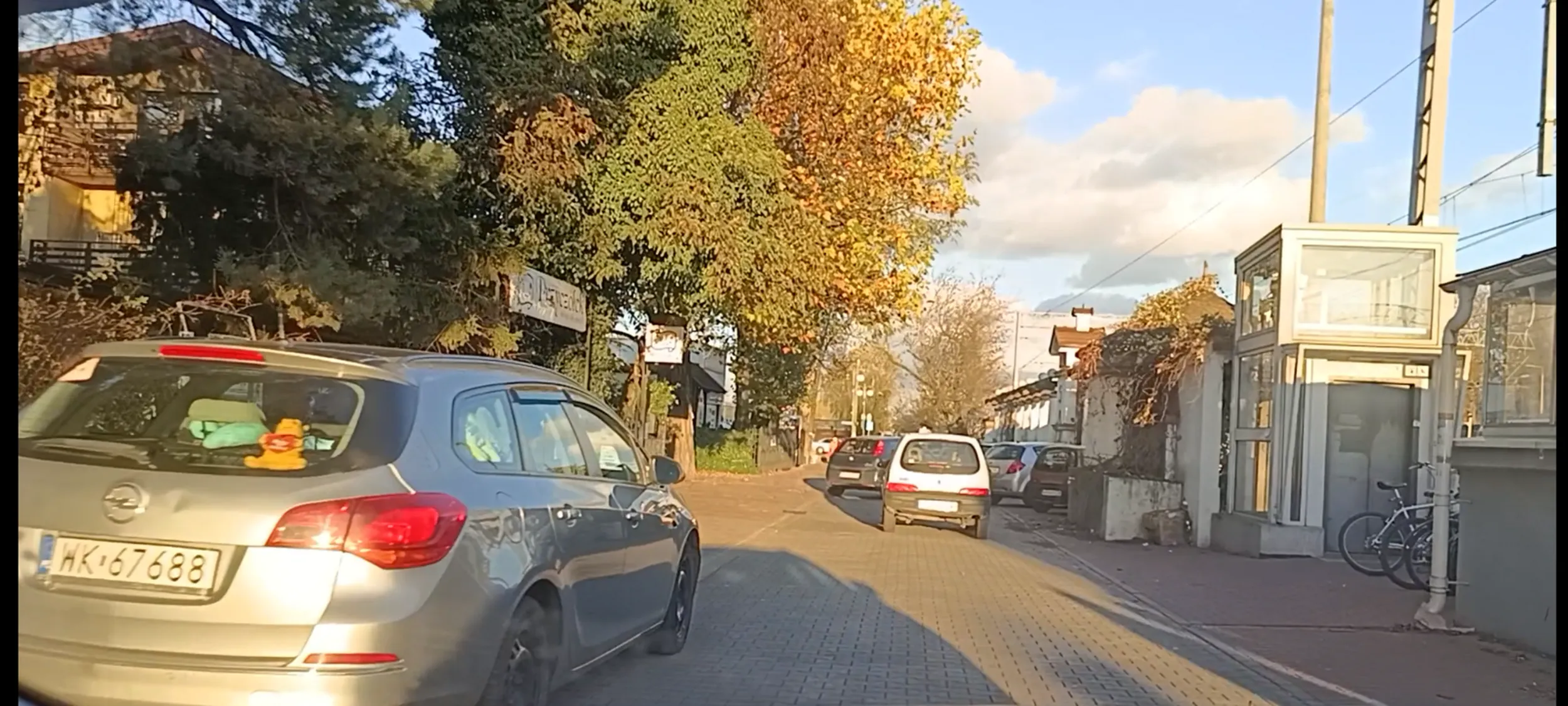 Auto stoi w miejscu zakazu zatrzymywania się i postoju oraz blokuje ruch pieszych na chodniku.