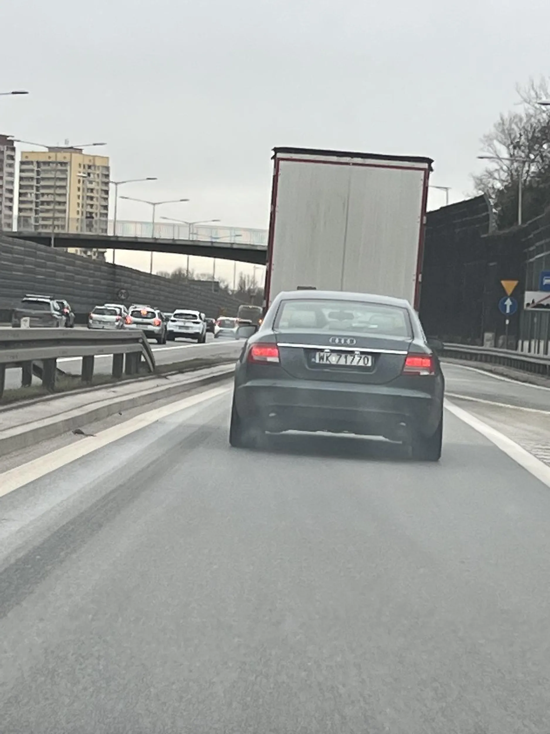Gościu, weź zezłomuj już tego trupa, bo trujesz tylko ludzi. Przez takich jak ty, wprowadzają później wszędzie zakazy i kary. Jak nie masz na remont, to przesiądź się do komunikacji.