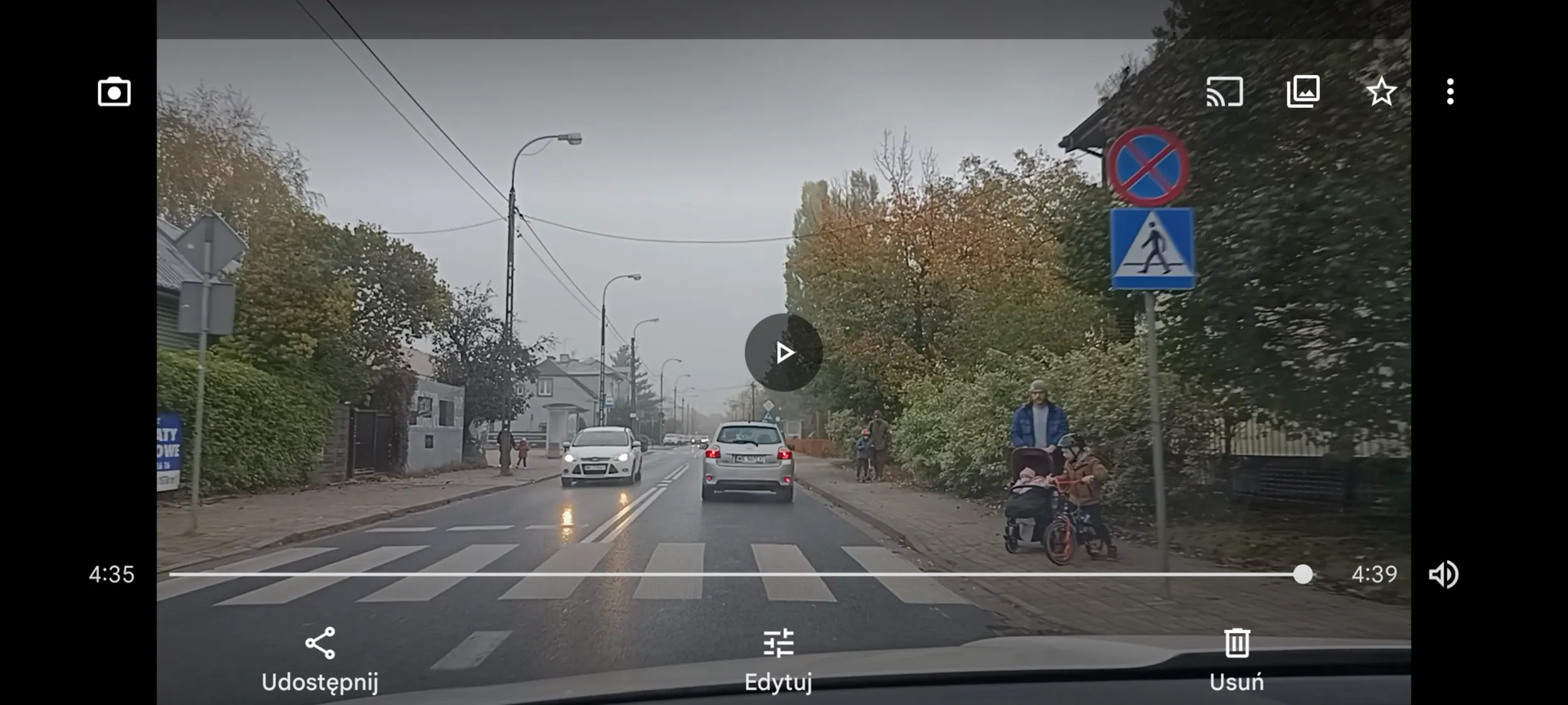 Kierowca prawie zabił dziecko na przejściu dla pieszych na ulicy Wojciechowskiego w Warszawie.