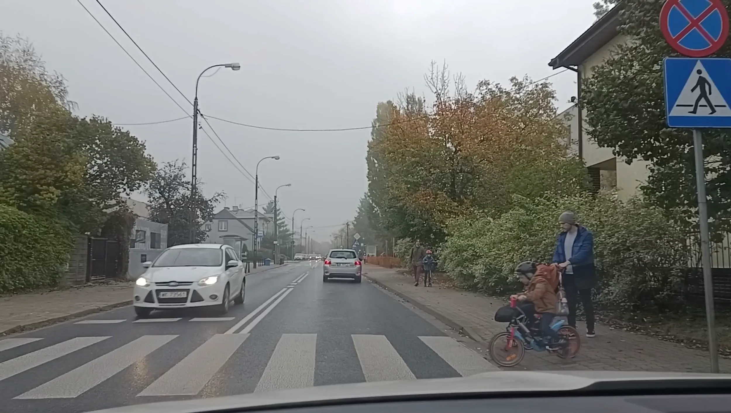 Kierowca prawie zabił dziecko na przejściu dla pieszych na ulicy Wojciechowskiego w Warszawie.