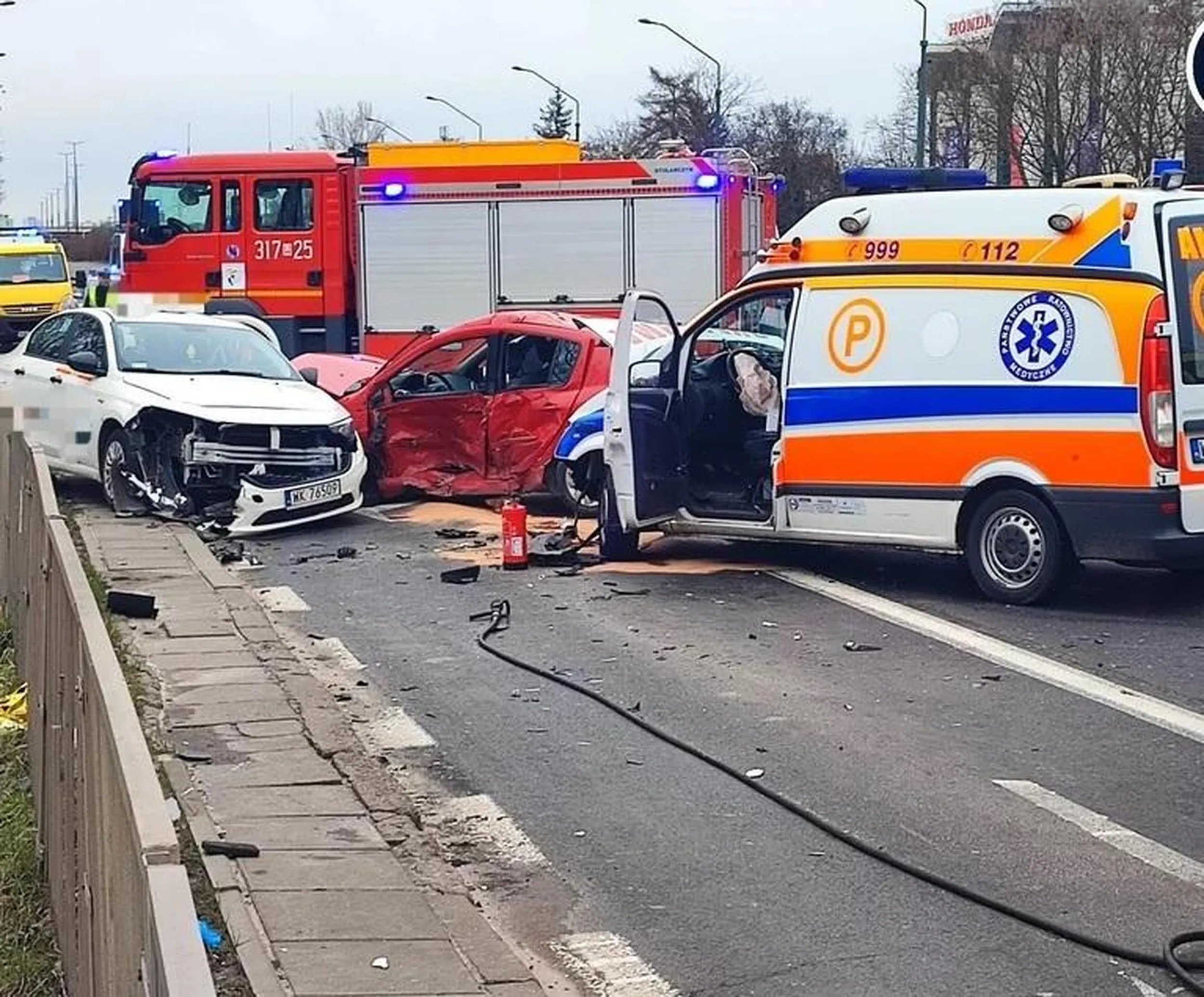 Bandyta pseudotaksówkaqrz z aplikacji podwozowej powoduje poważny wypadek na ulicach Warszawy. Następnym razem ten bandyta kogoś zgwałci...