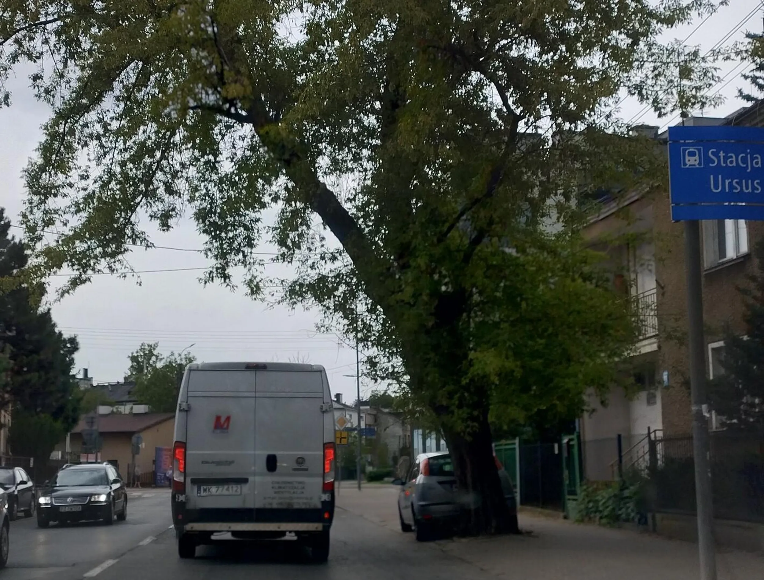 BURAK I PROSTAK, wjeżdża przed maskę na rondzie, pokazuje palec, a po zjechaniu z ronda jedzie i hamuje specjalnie.