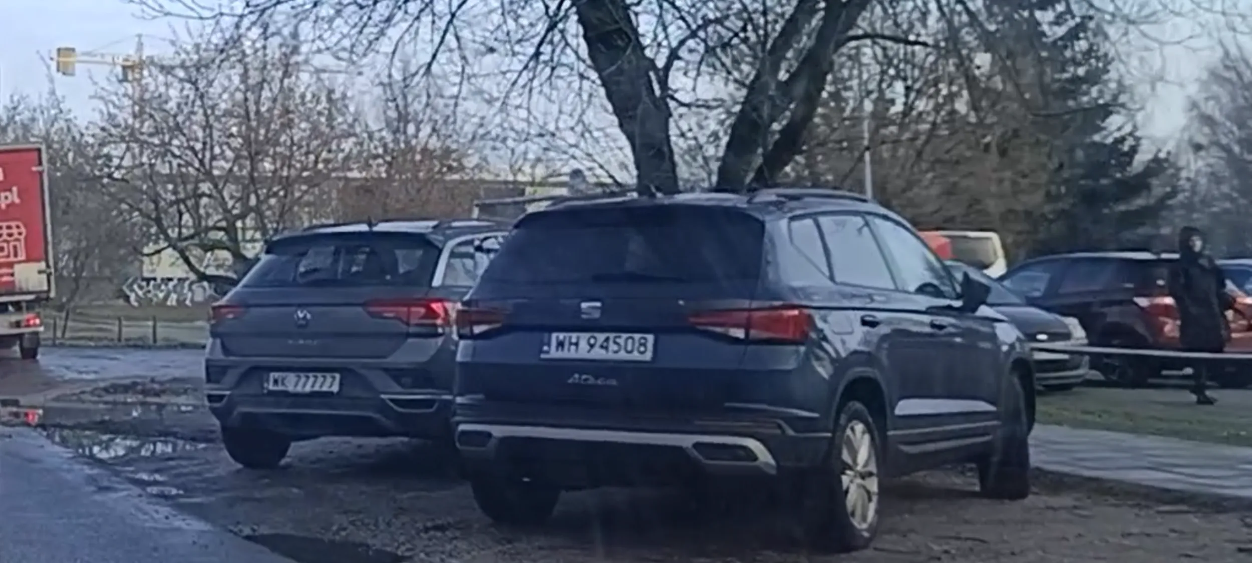 Stoisz w trawie w błocie i w kupach obok drugiego syfiarza