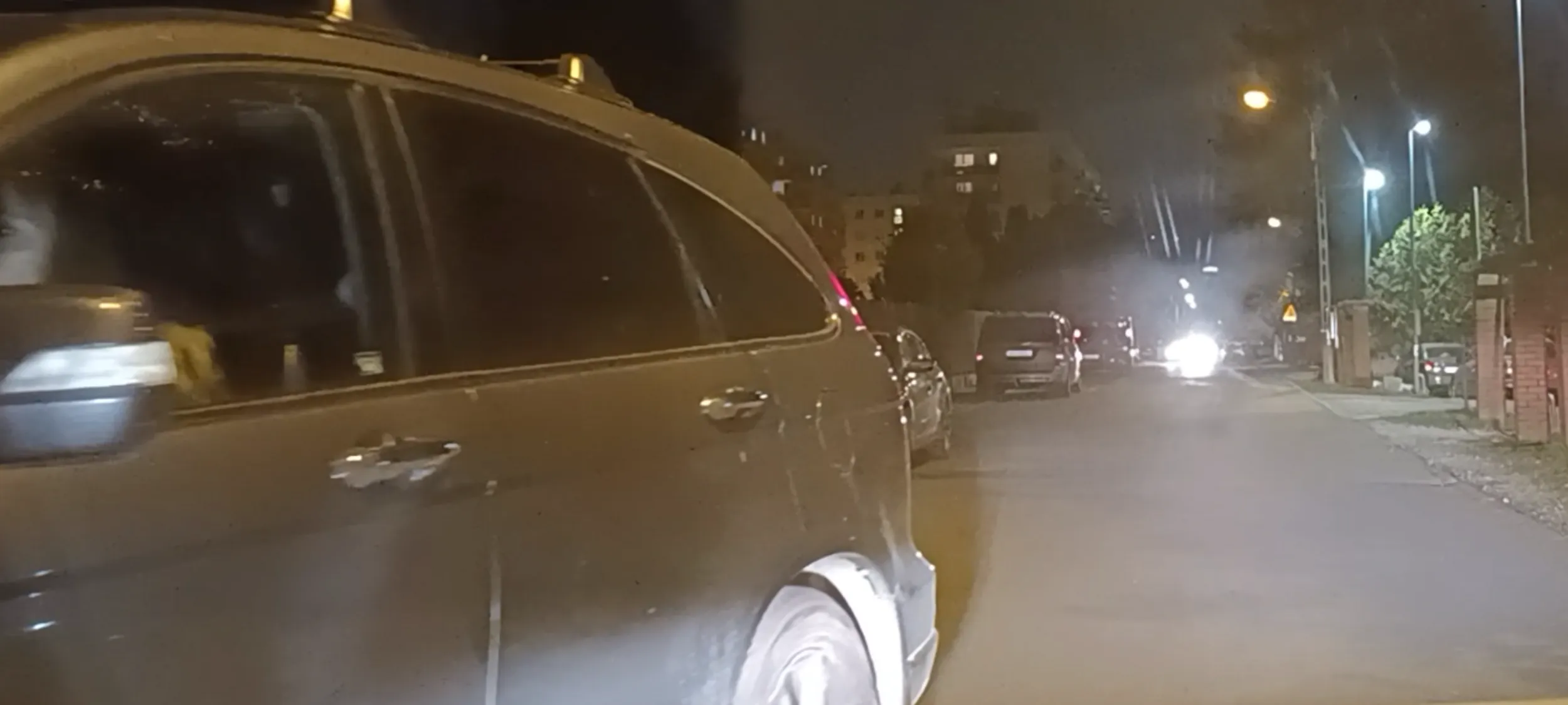 Cham baba wpycha się i nie ustępuje pierwszeństwa , staranowała mnie, prawie we mnie uderzyła.