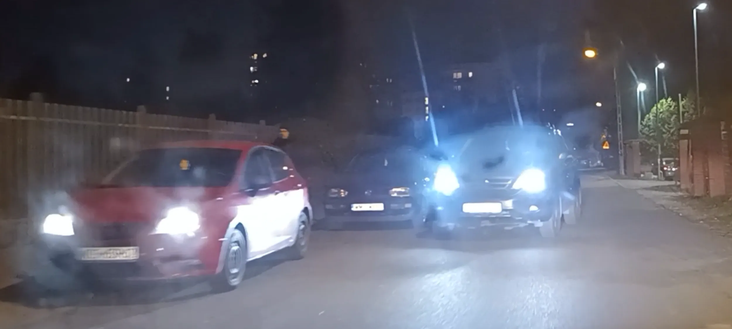 Cham baba wpycha się i nie ustępuje pierwszeństwa , staranowała mnie, prawie we mnie uderzyła.