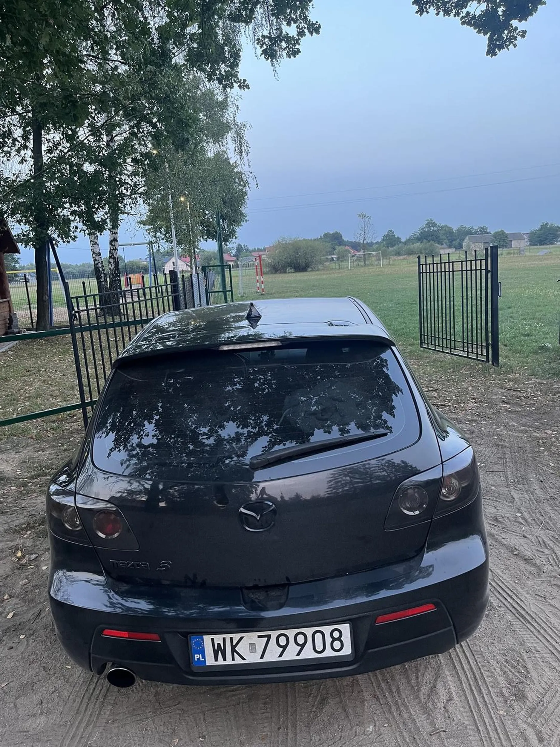 Gratulacje. Mężczyzna z mazdy bezczelnie zaparkował w bramie na boisko, jak zwróciłem mu uwagę czy może się przestawić bo potrzebuje wjechać ciągnikiem to mnie zwyzywał. Burak nad burakami, nie pozdrawiam