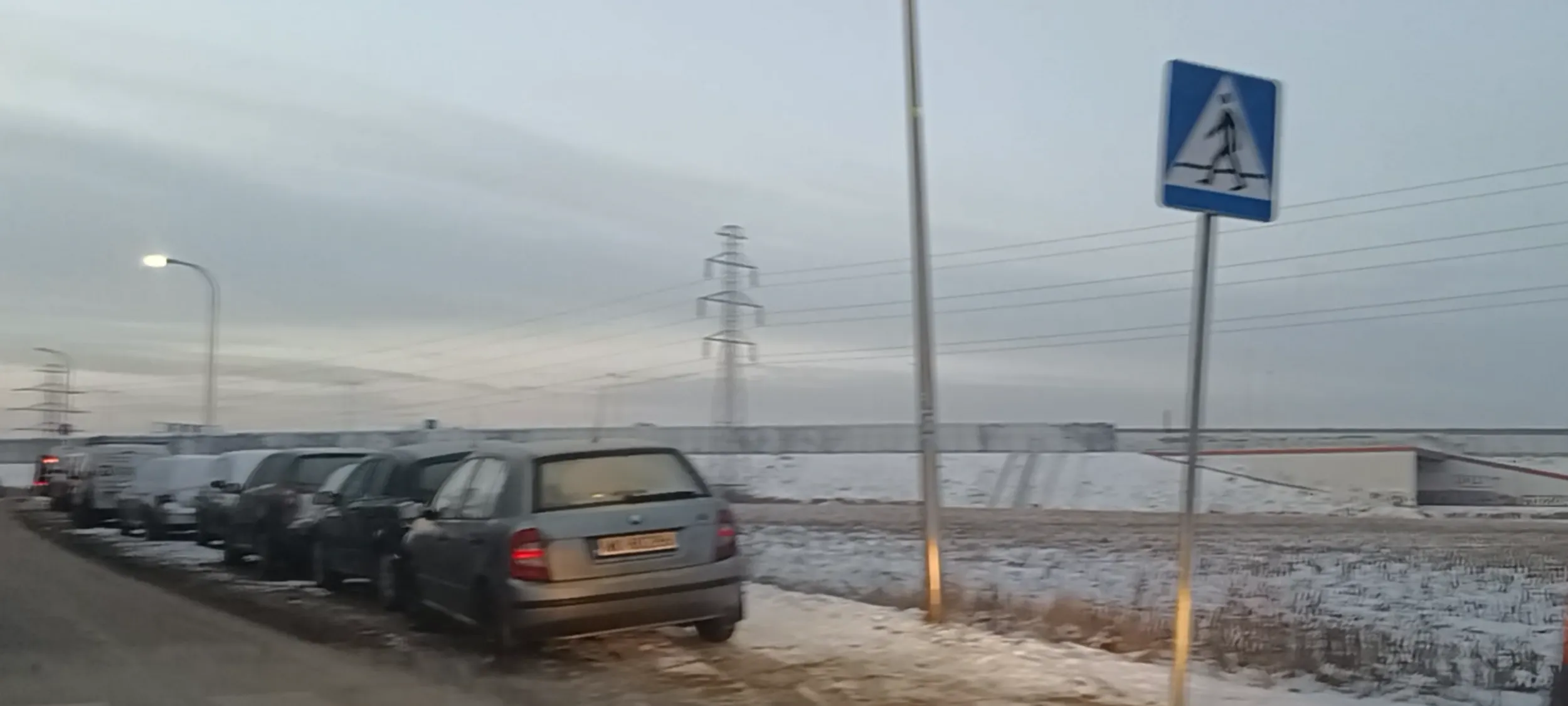 Wacusiu, tu się nie parkuje bo tu jest chodnik i przejście dla pieszych. Fatalny kierowca.