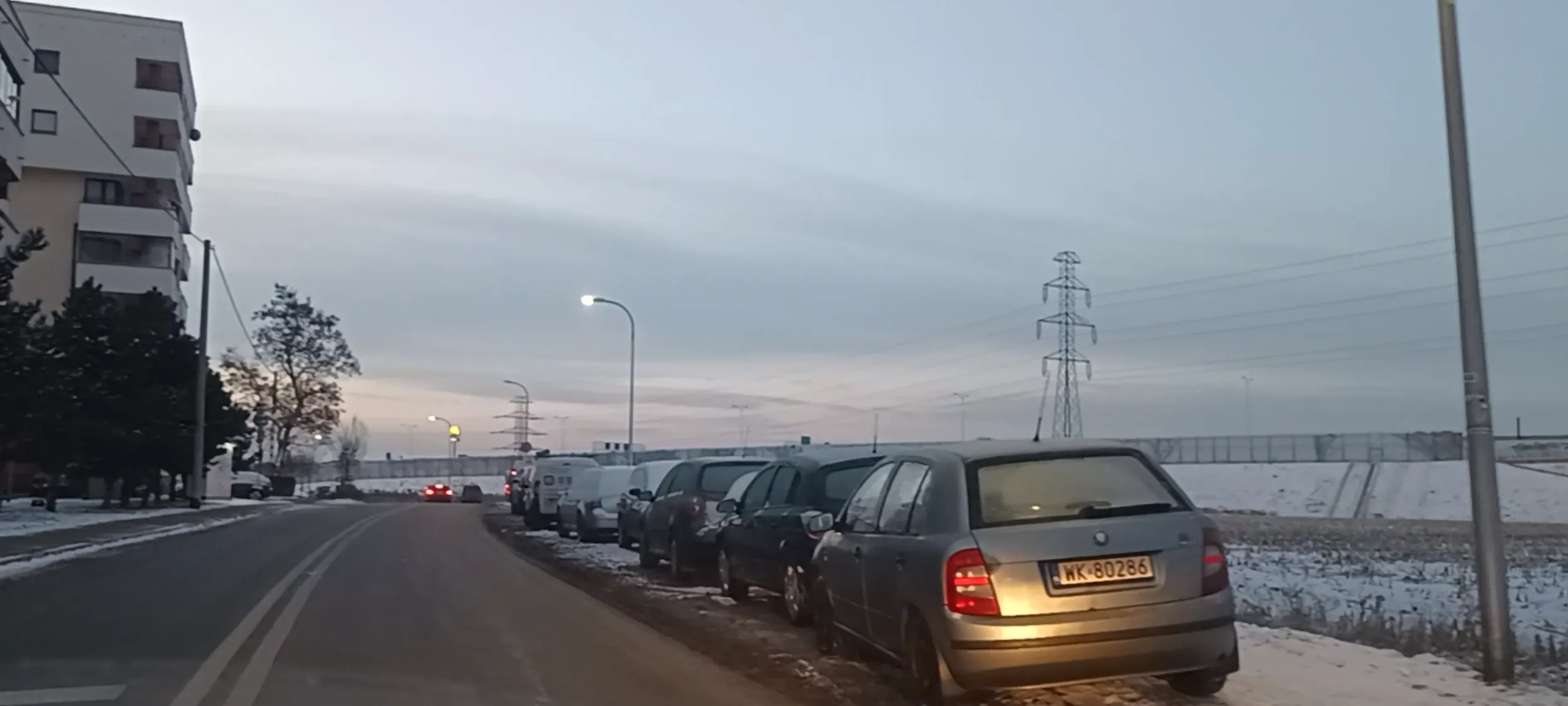 Wacusiu, tu się nie parkuje bo tu jest chodnik i przejście dla pieszych. Fatalny kierowca.