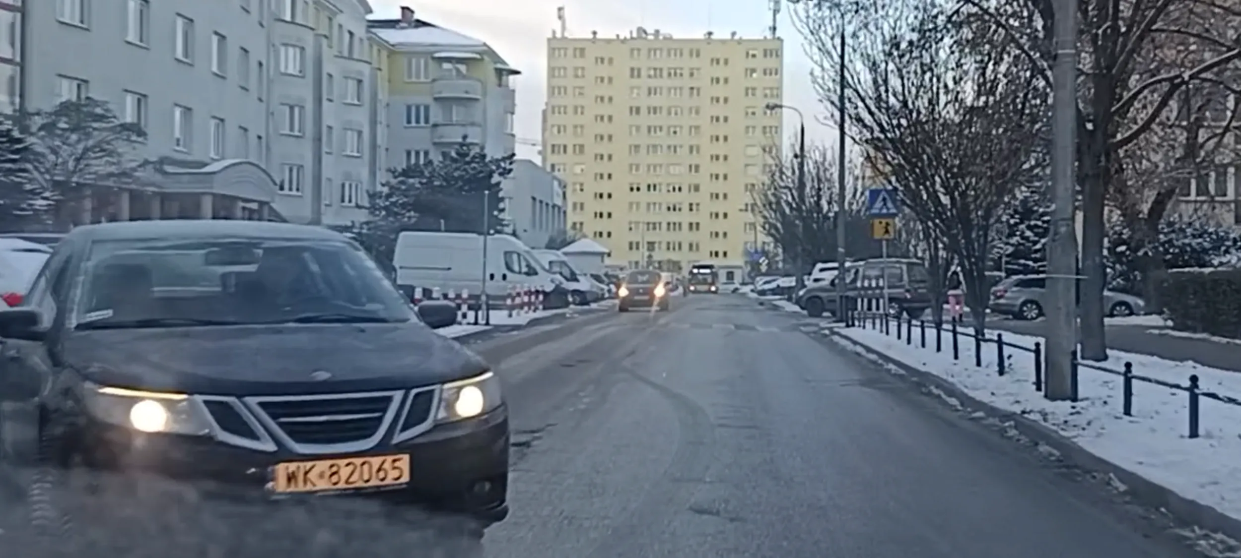 Widzi że jadę a on przekracza oś jezdni i mógł we mnie uderzyć. Facet nie umie jeździć.