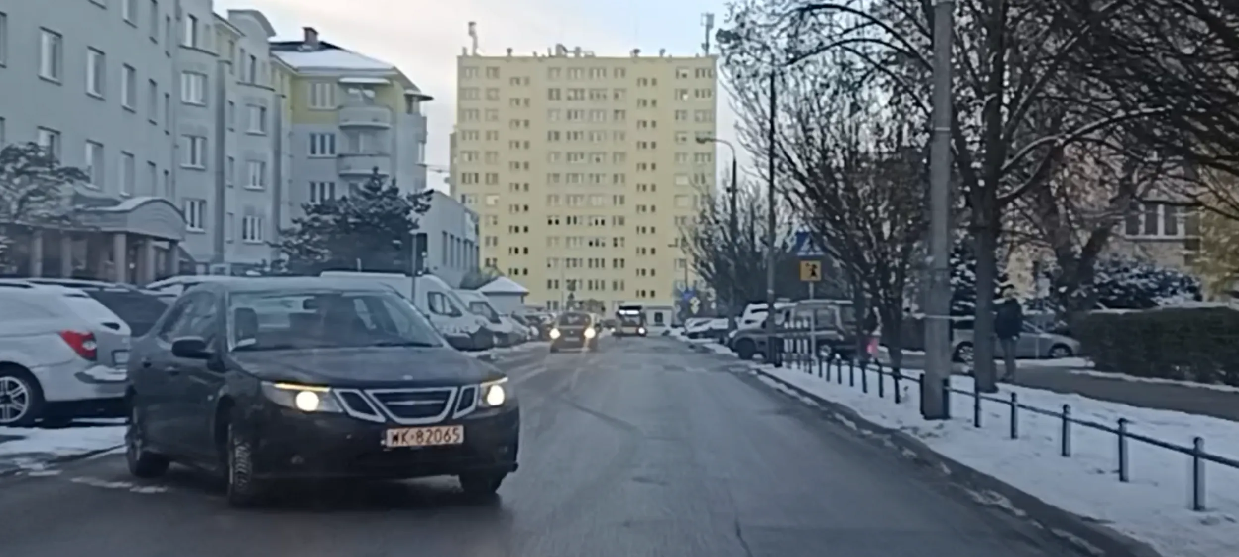 Widzi że jadę a on przekracza oś jezdni i mógł we mnie uderzyć. Facet nie umie jeździć.