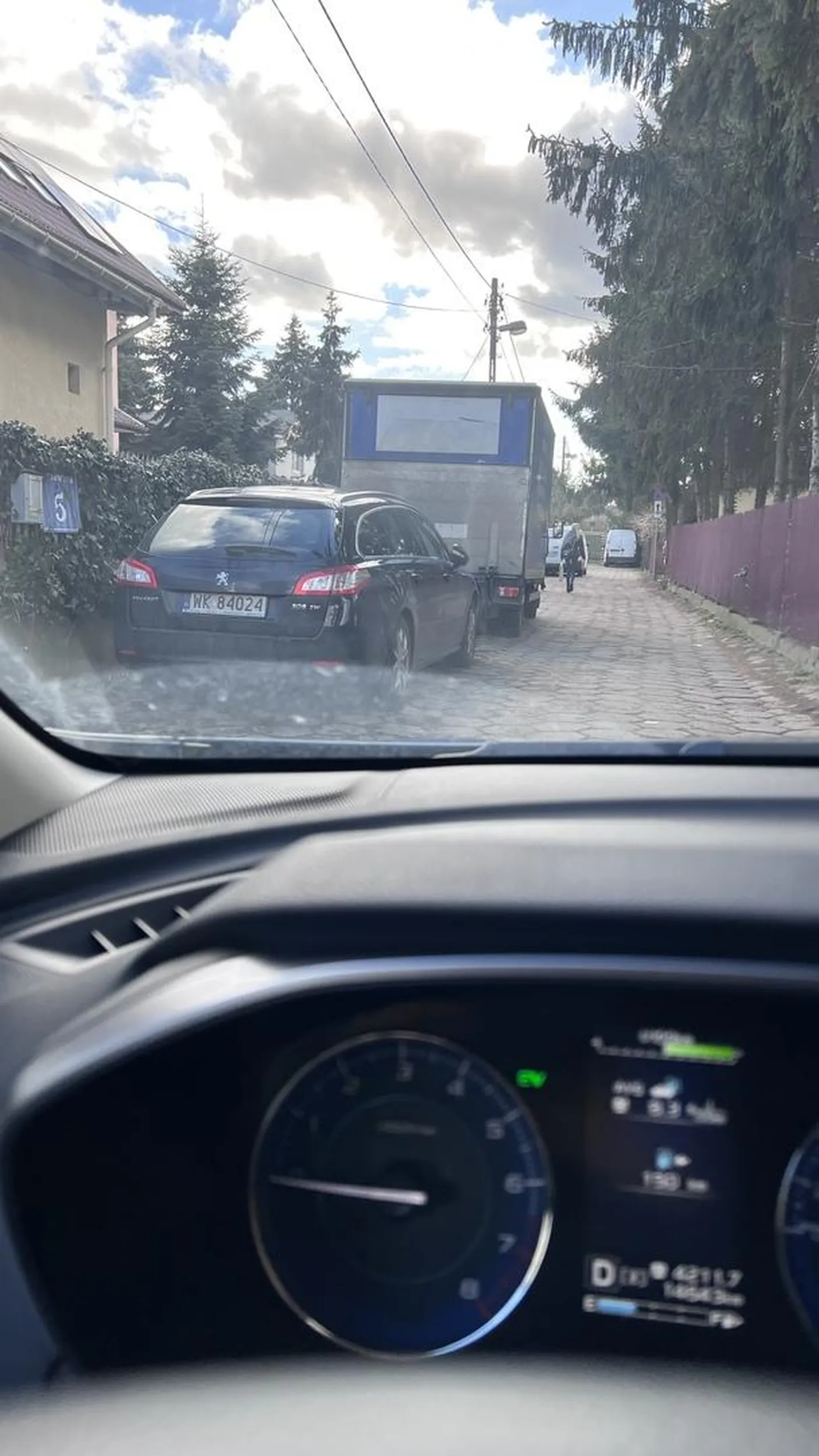 Naucz sie parkować. Przejechać sie bez składania lusterek nie da.