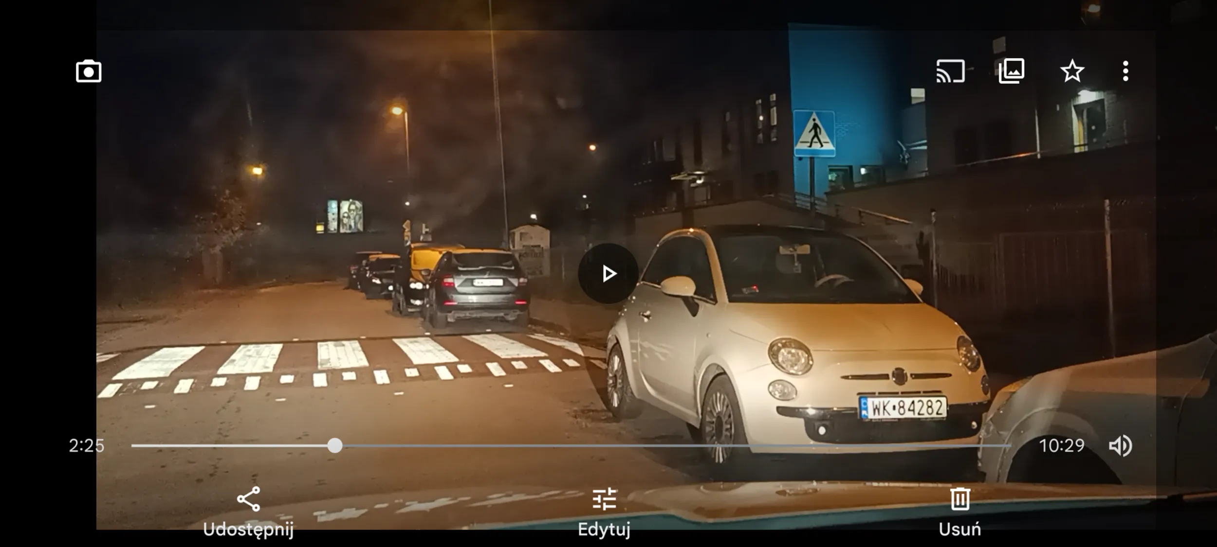 Parkowanie w odległości 1m od przejścia dla pieszych, a po zmroku szczególnie niebezpieczne i może ktoś tutaj zginąć przez tego kierowcę.