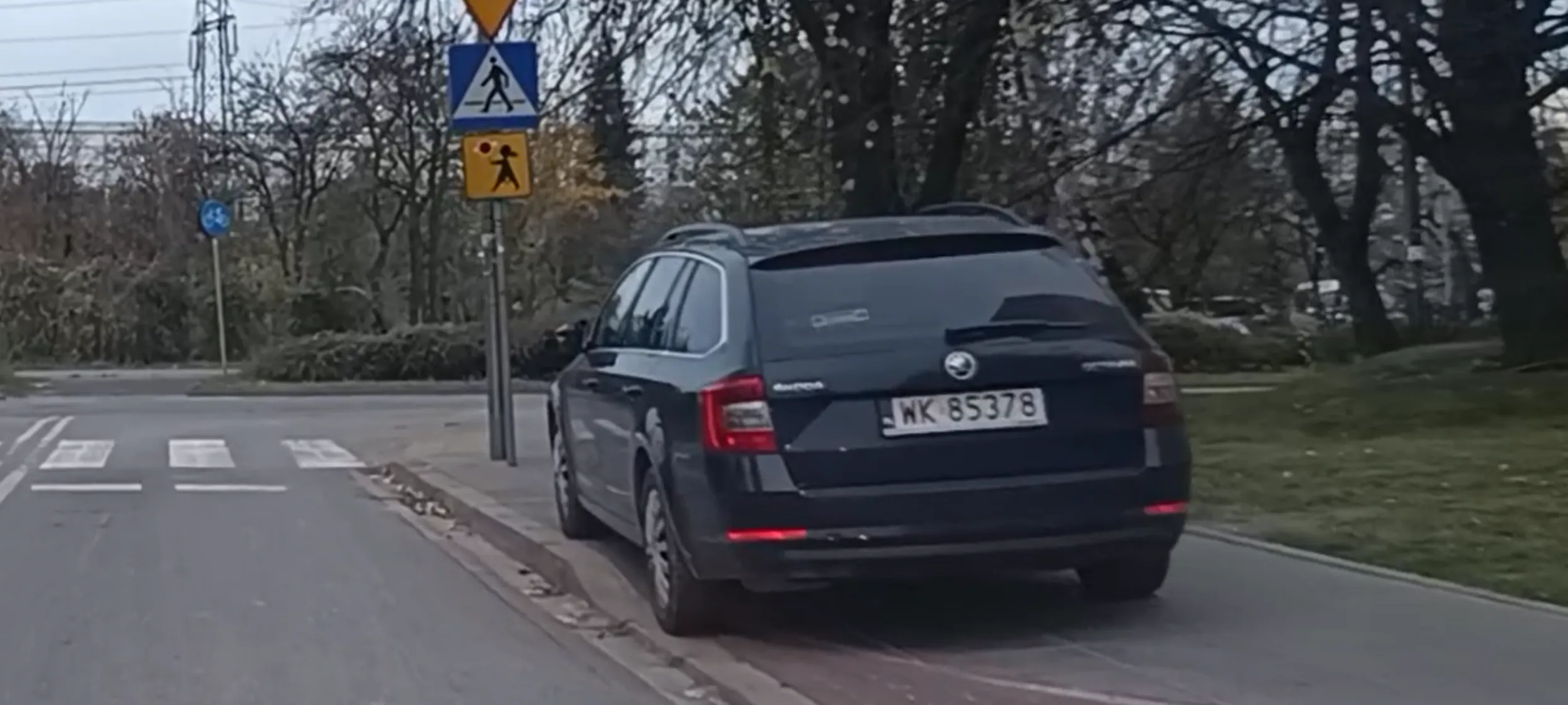 Auta parkowanie przy ulicy 2m pod przejściem dla pieszych. Mandacik się należy w tych okolicznościach przyrody.