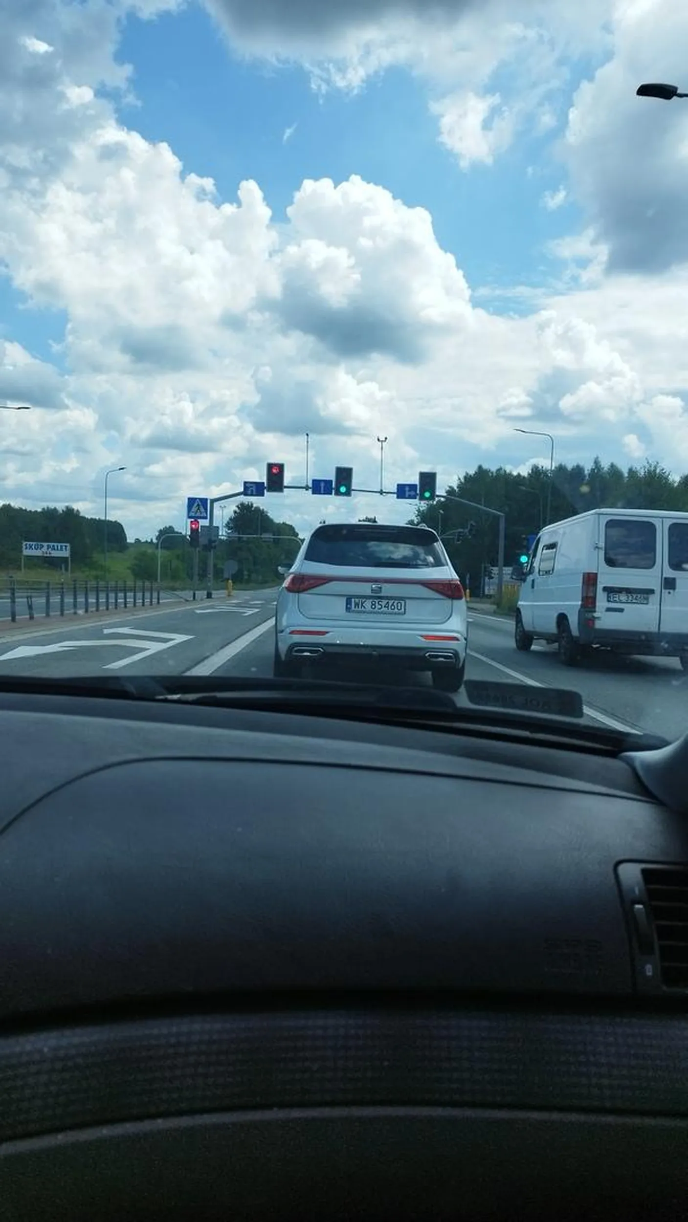 Zmienia pas nie patrząc się w lusterka i specjalnie hamuje.