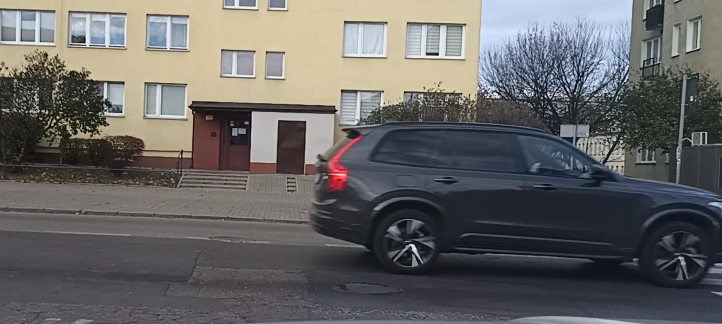 Bandycki przejazd przez przejście dla pieszego bez ustąpienia pierwszeństwa pieszym. Mógł zabić dziecko idące dziś rano do szkoły