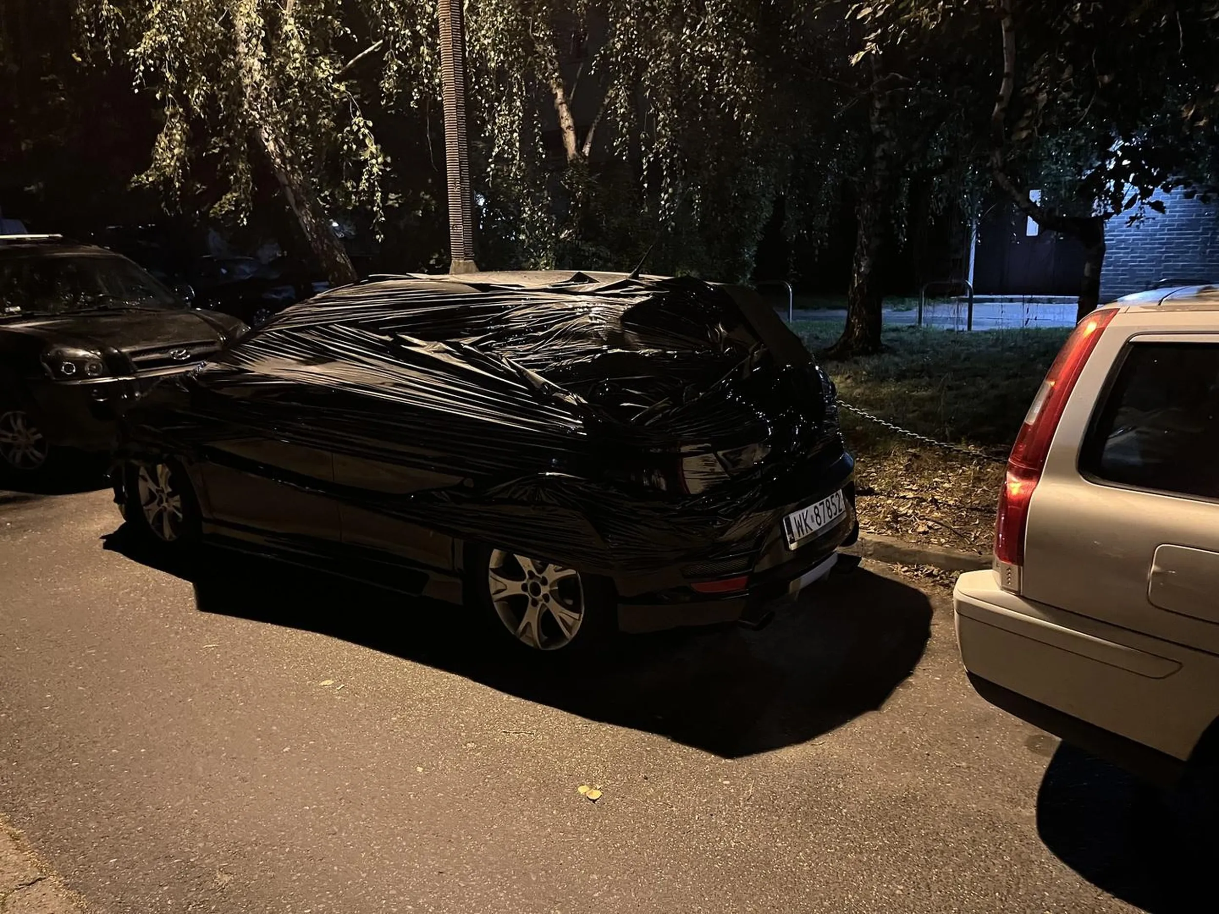 Jak się nie umie parkować to trzeba ruszyć na plac manewrowy. Nie moje wykonanie, ale robota profesjonalna