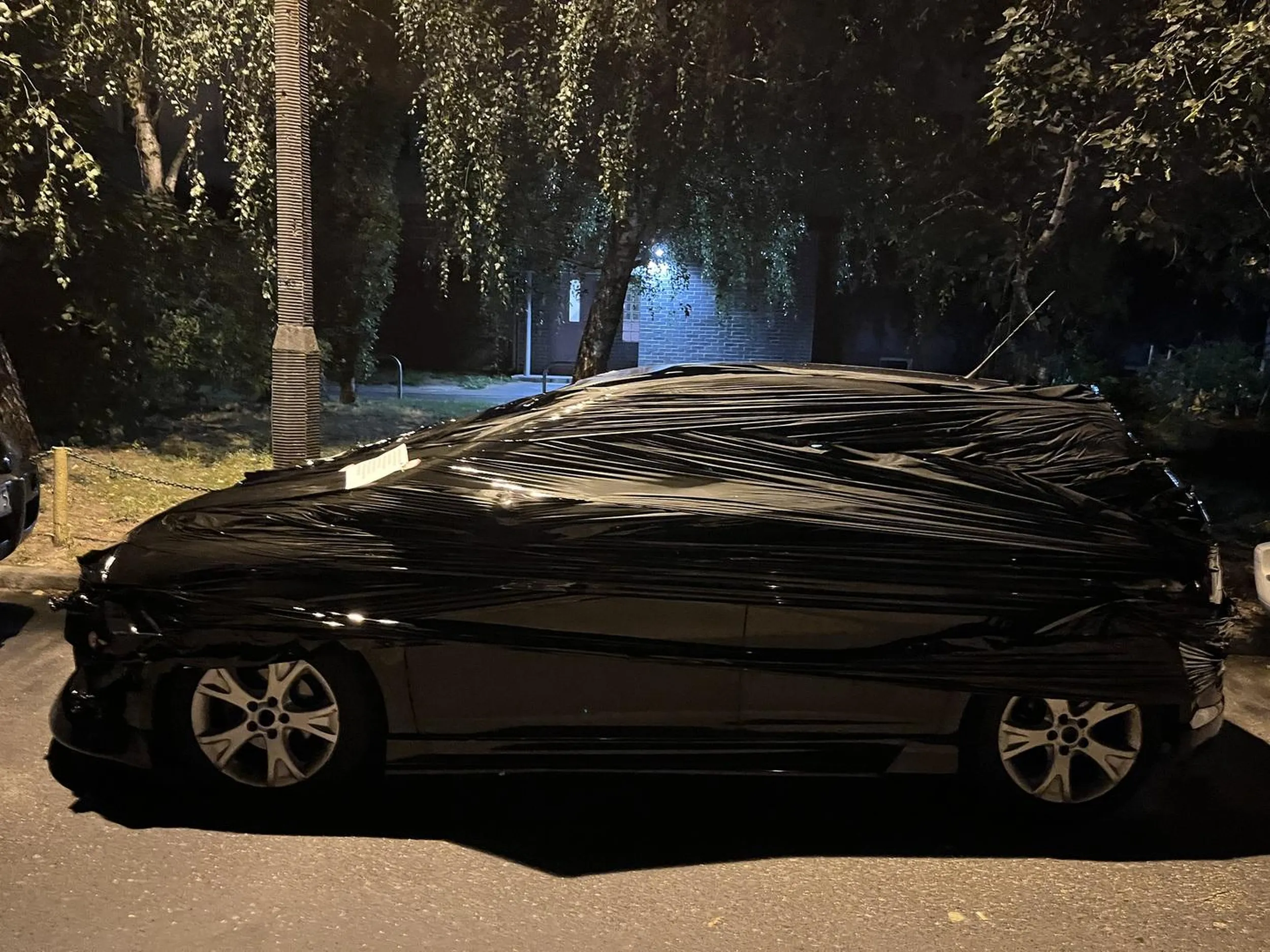 Jak się nie umie parkować to trzeba ruszyć na plac manewrowy. Nie moje wykonanie, ale robota profesjonalna