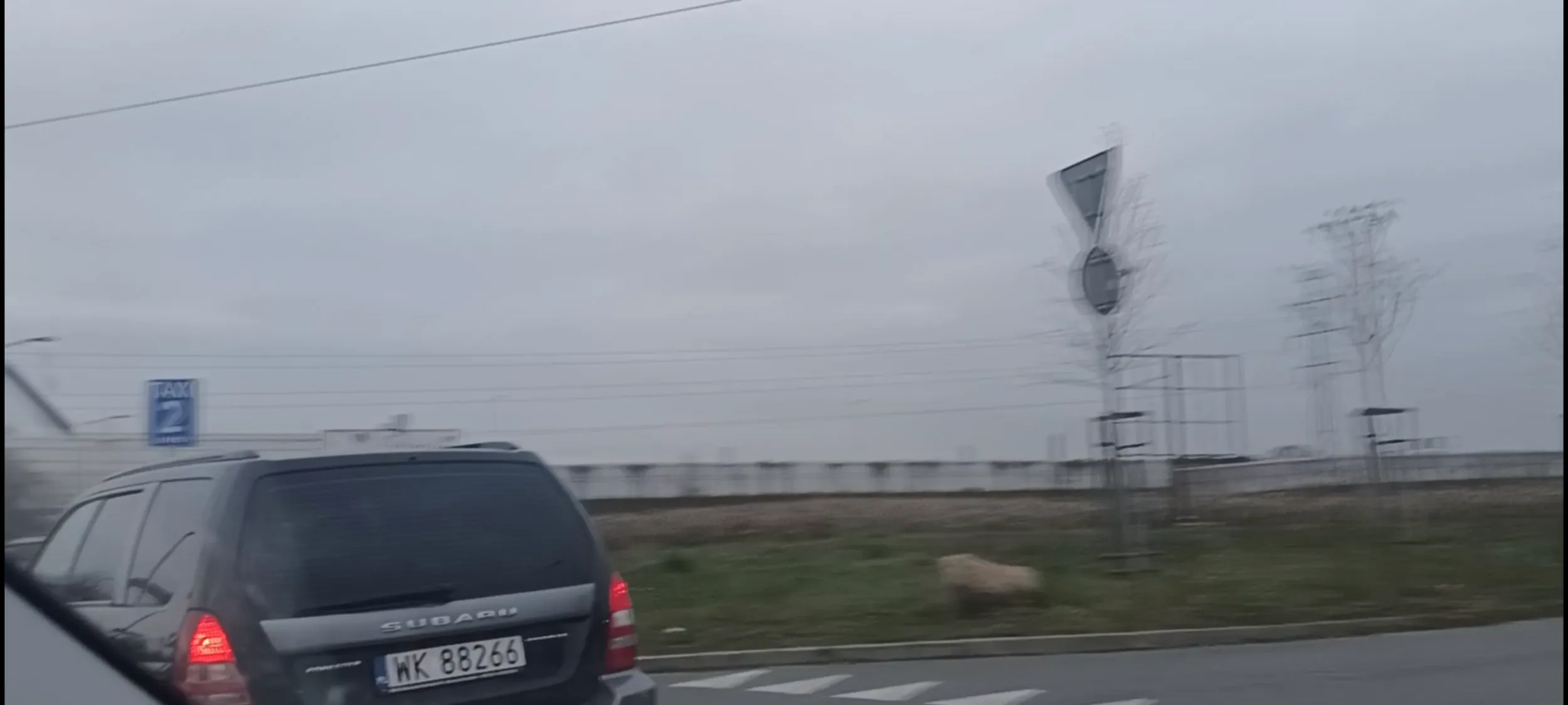 Kierowca wjeżdża na rondo jakby miał F1, ale na tym rondzie  wjeżdżając należy ustąpić pierwszeństwa samochodom  jadącym na rondzie. Kiedyś komuś zabijesz dziecko jak wbijesz się w tył w bok auta, gdzie wozimy dzieci.