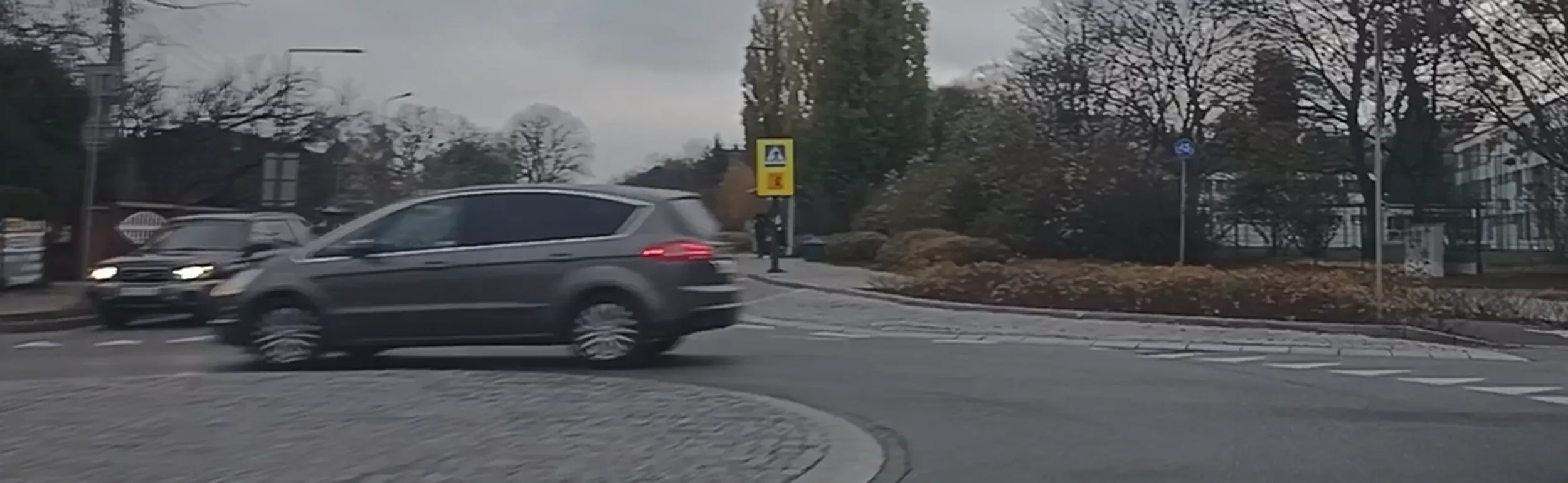 Kierowca wjeżdża na rondo jakby miał F1, ale na tym rondzie  wjeżdżając należy ustąpić pierwszeństwa samochodom  jadącym na rondzie. Kiedyś komuś zabijesz dziecko jak wbijesz się w tył w bok auta, gdzie wozimy dzieci.