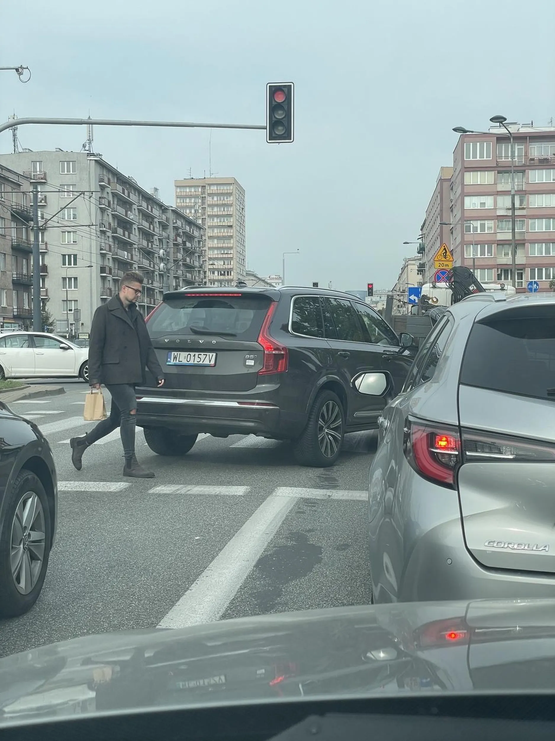 Maniery kierowcy niestety obraźliwie wskazują na brak szacunku dla czekających uczciwie w korku. Obrzydliwy manewr skrętu w prawo ze środkowego pasa i profilaktycznie niech piesi skaczą przez miejskiego suva. Obawiam się, że dopóki nie będzie realnej nagrody za wykroczenie, to będzie taki kierowca psuł życie innym.
