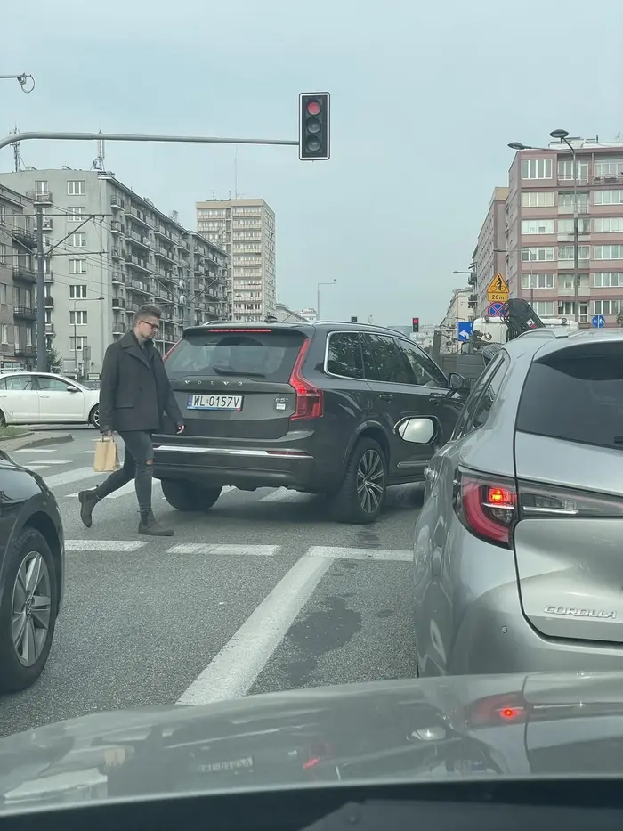 Maniery kierowcy niestety obraźliwie wskazują na brak szacunku dla czekających uczciwie w korku. Obrzydliwy manewr skrętu w prawo ze środkowego pasa i profilaktycznie niech piesi skaczą przez miejskiego suva. Obawiam się, że dopóki nie będzie realnej nagrody za wykroczenie, to będzie taki kierowca psuł życie innym.