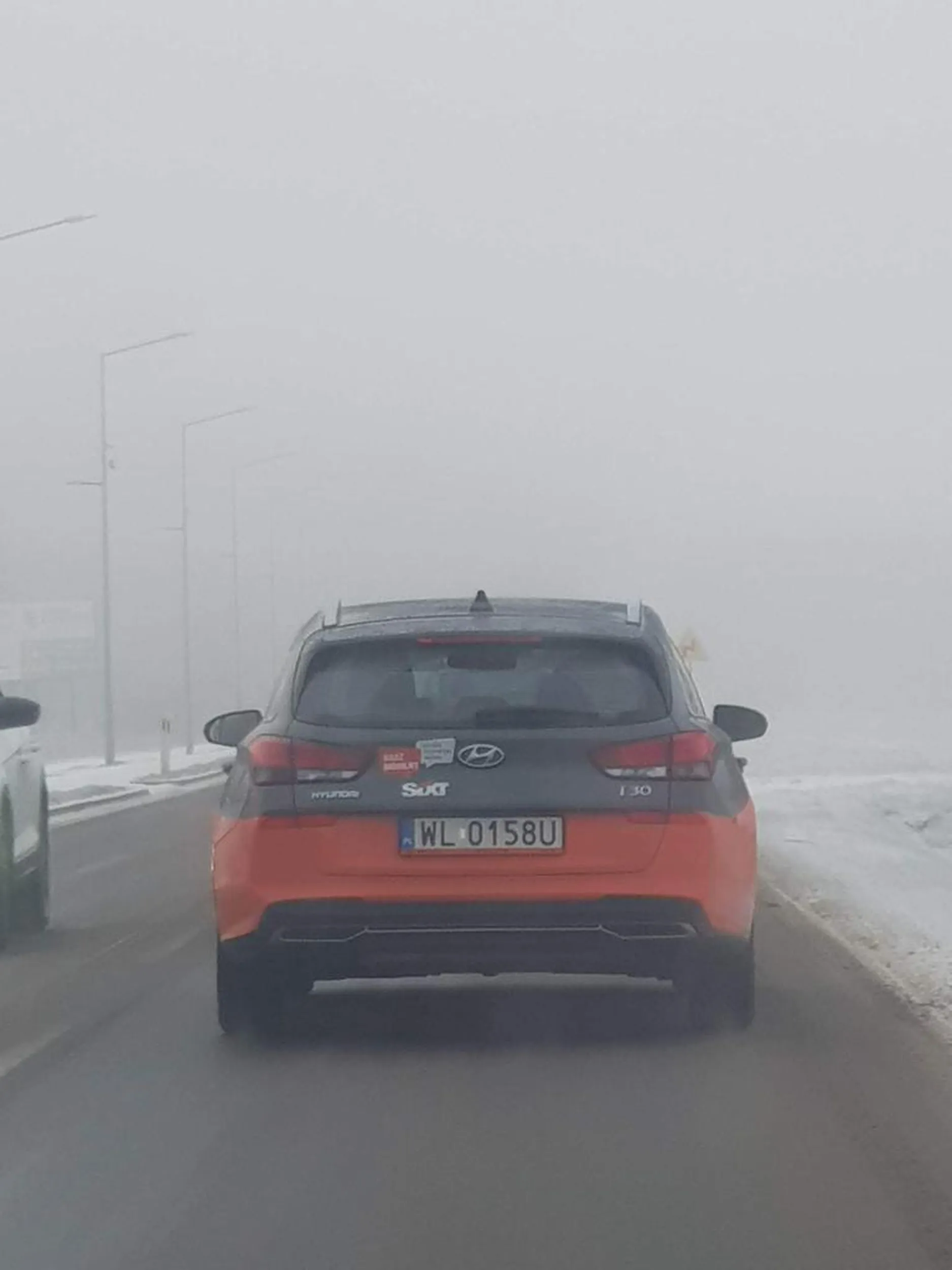 W czasie gęstej mgły dn. 07.03.2023 w okolicach godziny 7.00 jechał bez świateł w niesprzyjających warunkach atmosferycznych (mgła)