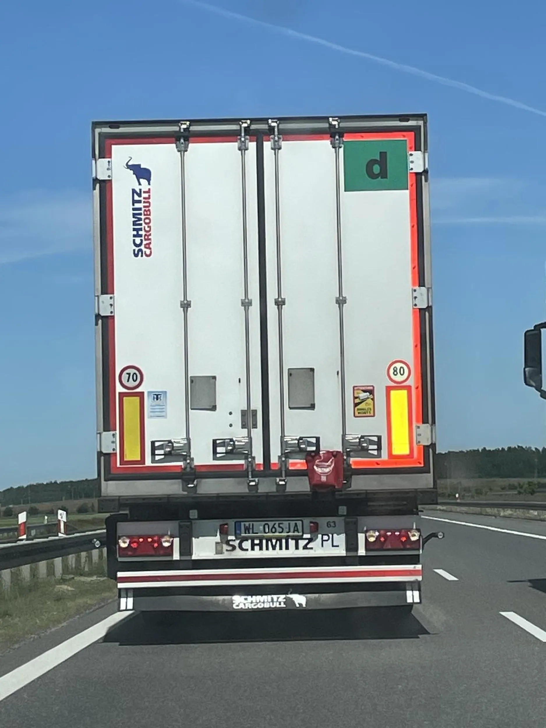 Wyprzedzanie słoni przez prawie 8 km, zablokowanie zjazdu. Czekam na zakaz wyprzedzania się na autostradach i ekspresówkach jak na zbawienie.