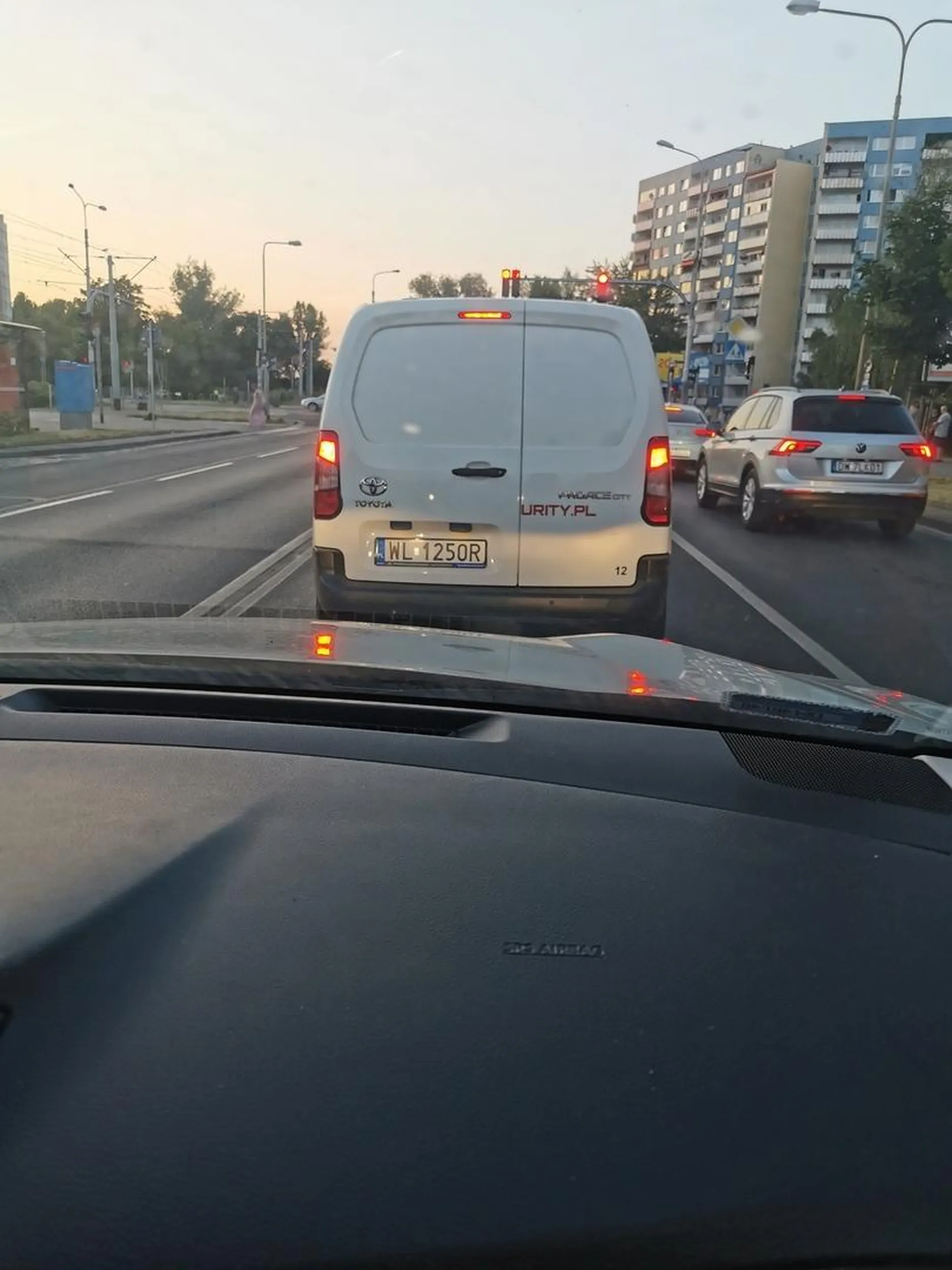 Głupi kierowca, wyprzeda na ciągłej w mieście