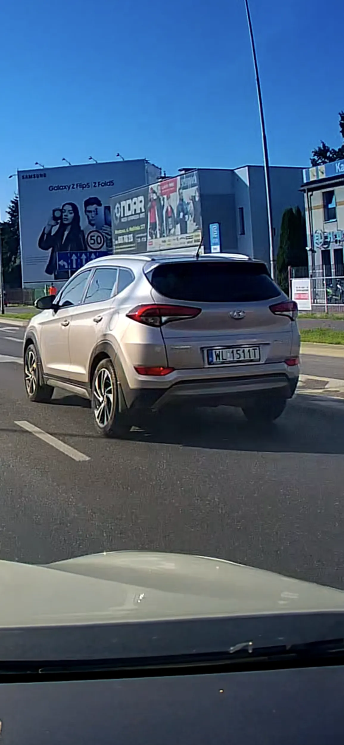 Czlowiek na poznym czerwonym przejechal na zabudowanym ze 150km/h sprawa zgloszona na policje. Dysponuje filmem.