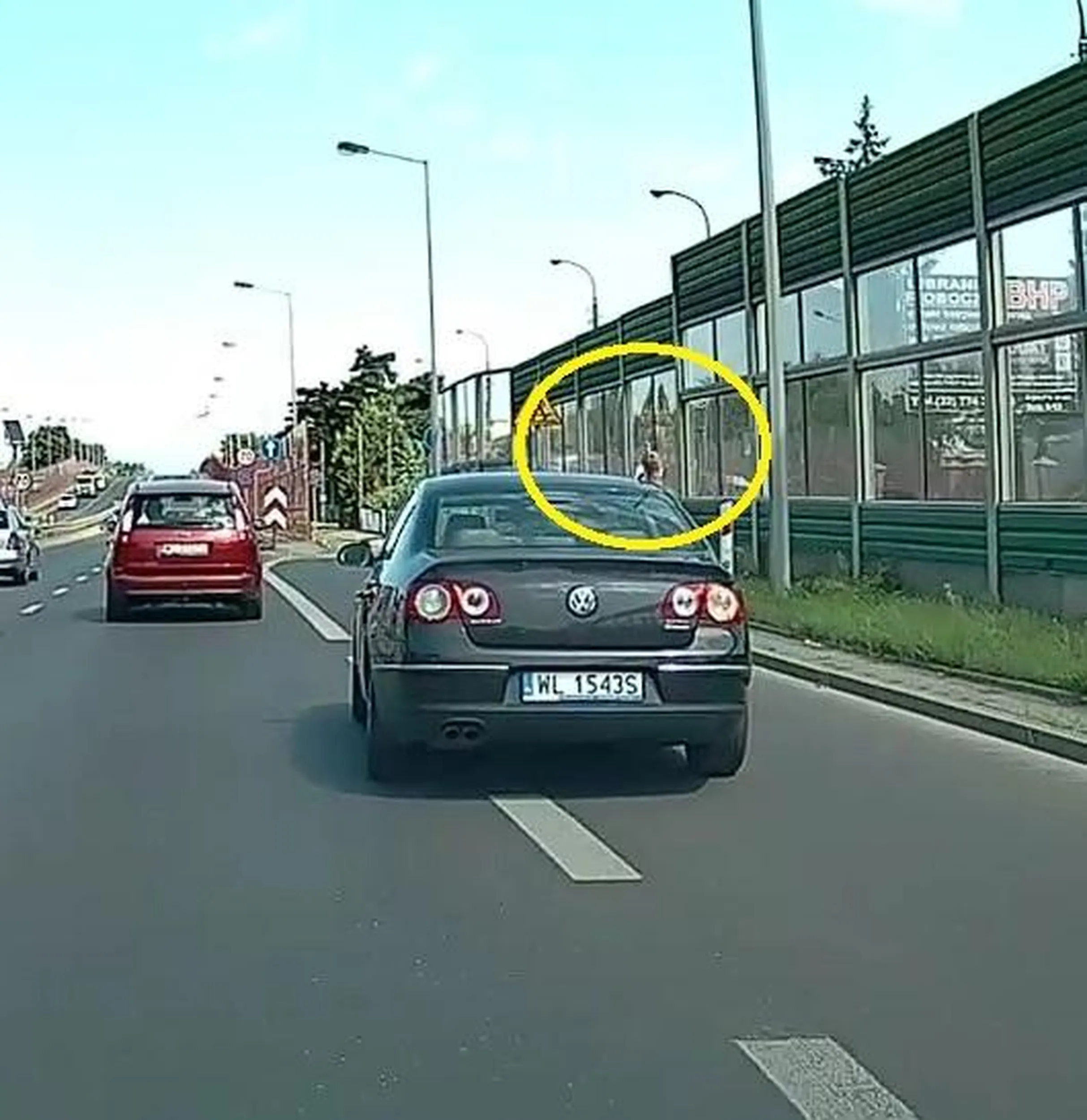 Uwaga na tego chama! Kierowca wymusza pierwszeństwo, a pasażer świeci środkowym palcem. Niech rodzina i znajomi zobaczą, z kim mają do czynienia.