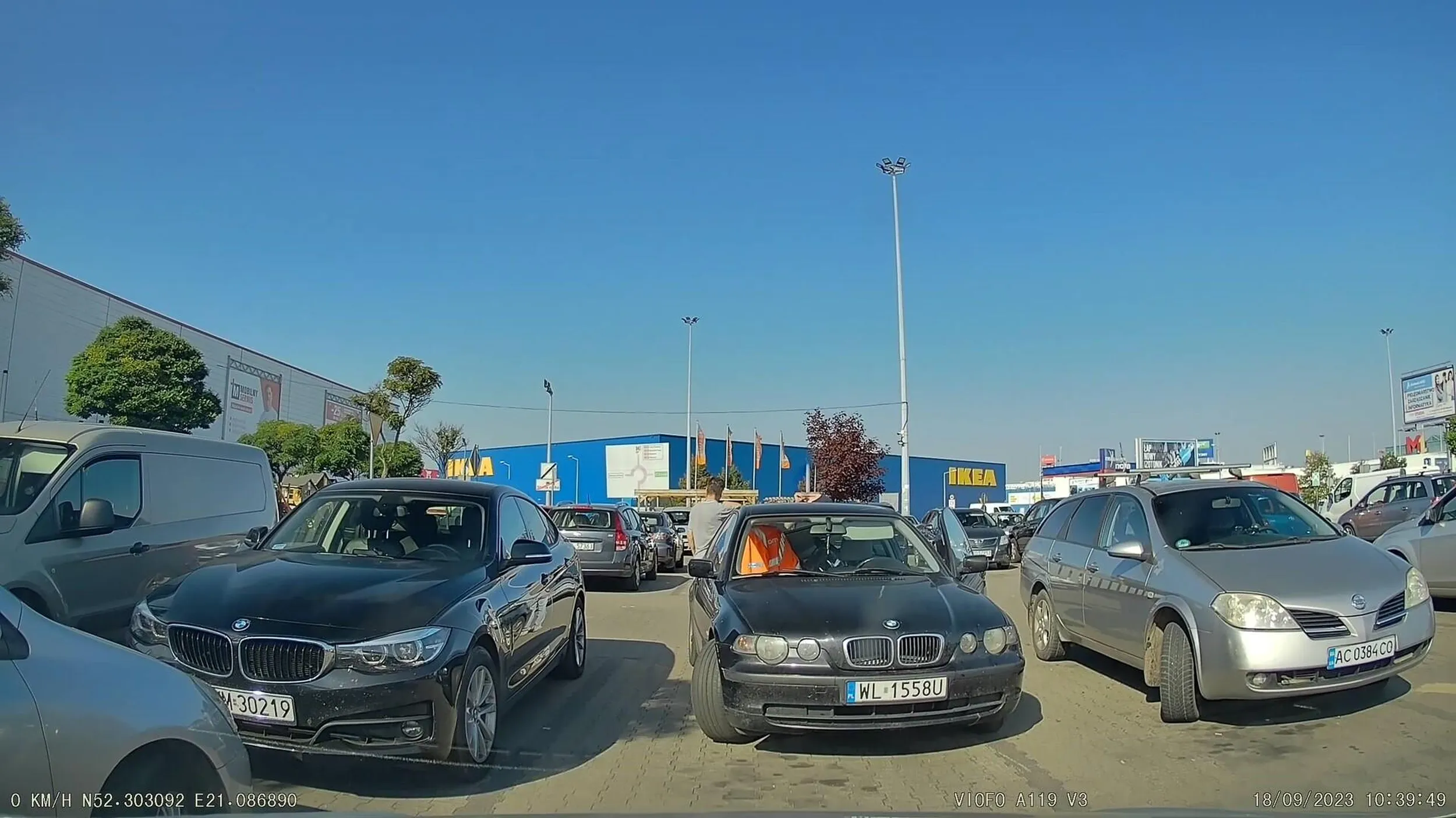 Jak widać strasznie ciężko zmieścić się w liniach. Może i się czepiam ale przez takie właśnie parkowanie następni kierowcy mają problem by normalnie zaparkować tak by było odpowiednio miejsca z obu stron.