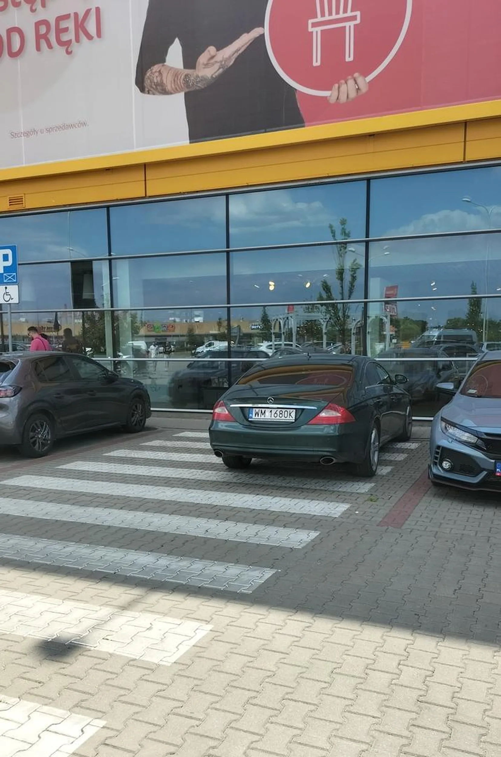 Zawsze to kilka metrów bliżej do wejścia...