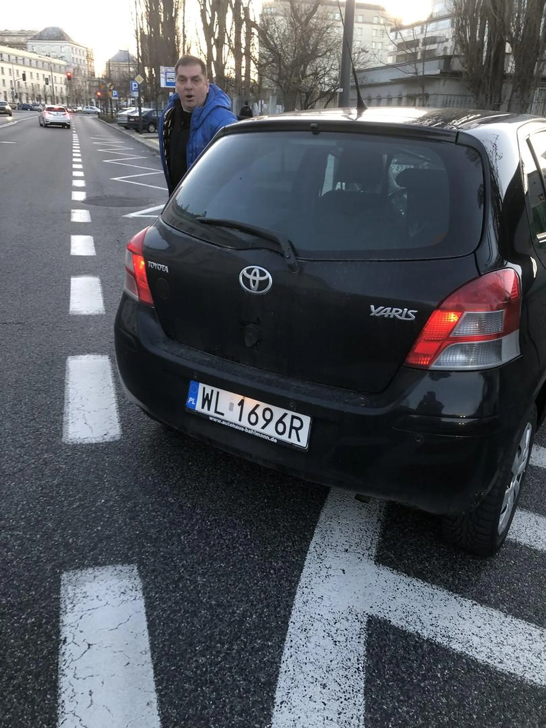 Uwaga na tego typa. Nieznajomość przepisów przepisów powoduje u niego przeświadczenie, że zawsze ma pierwszeństwo. Dodakowo jest agresywny. Nic mu nie można zrobić bo okazuje się, że to policjant.