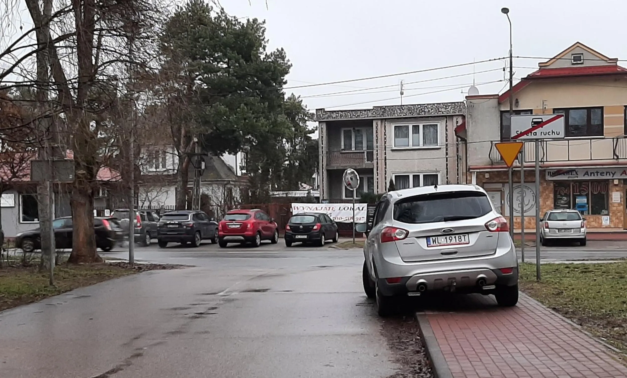 No burak nie uznaje praw pieszych i blokowania wyjazdu z osiedla.