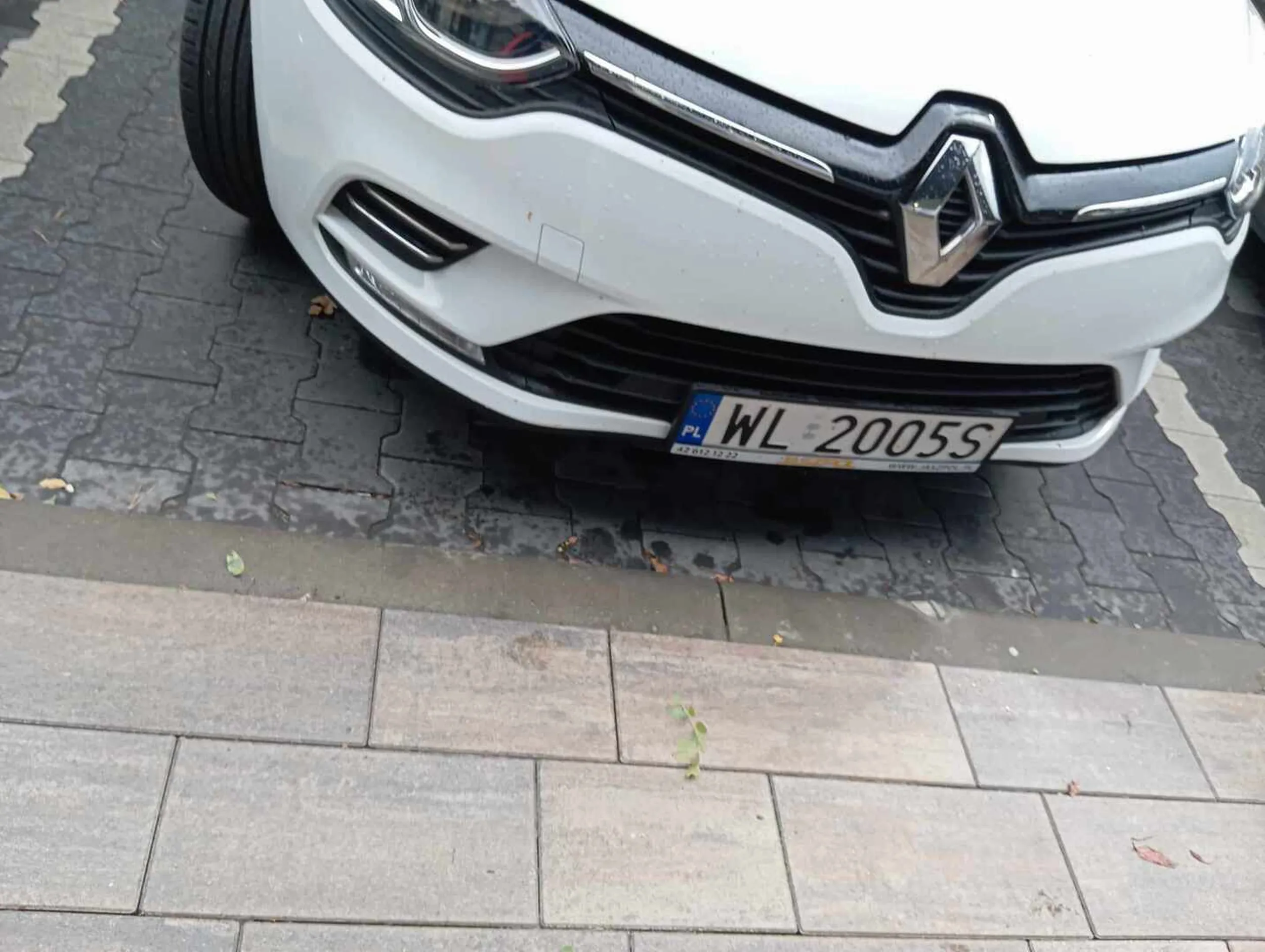 Kierowca tego auta dzisiaj legionowo przed sklepem pepco dnia 7.10.2023 około godziny 11. Gorąco prośba jak kierowca parkuje to niech patrzy czy z drugiej strony inny kierowca auta może wogole kluczyk włożyć. Musiałam wsiadać od strony pasażera. i za te ruszone lustrko powinnam chyba auto przerysowac dla zasady żeby sie kierowcfa nauczył.