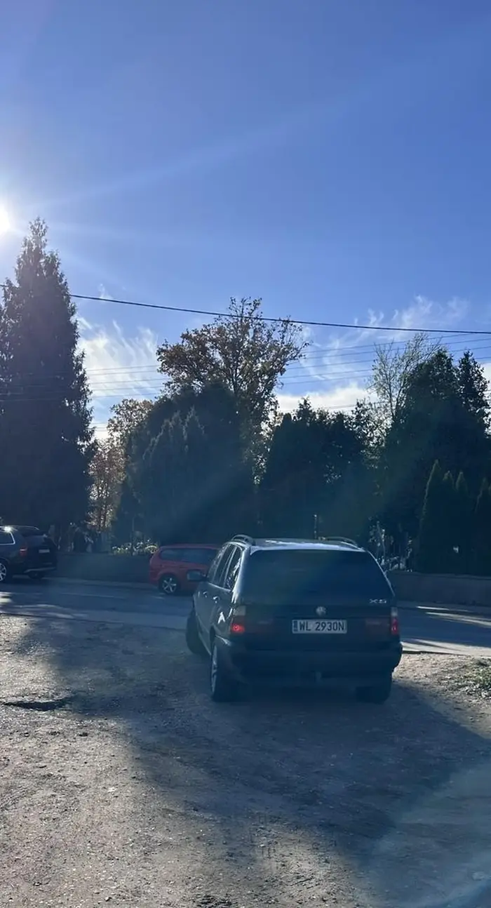 W dniu 01.11.2023 wyrzucił śmieci z samochodu pod cmentarzem w Jabłonie. Wychodząc z cmentarza są ogromne śmietniki. Trochę kultury a tym bardziej szacunku do miejsca