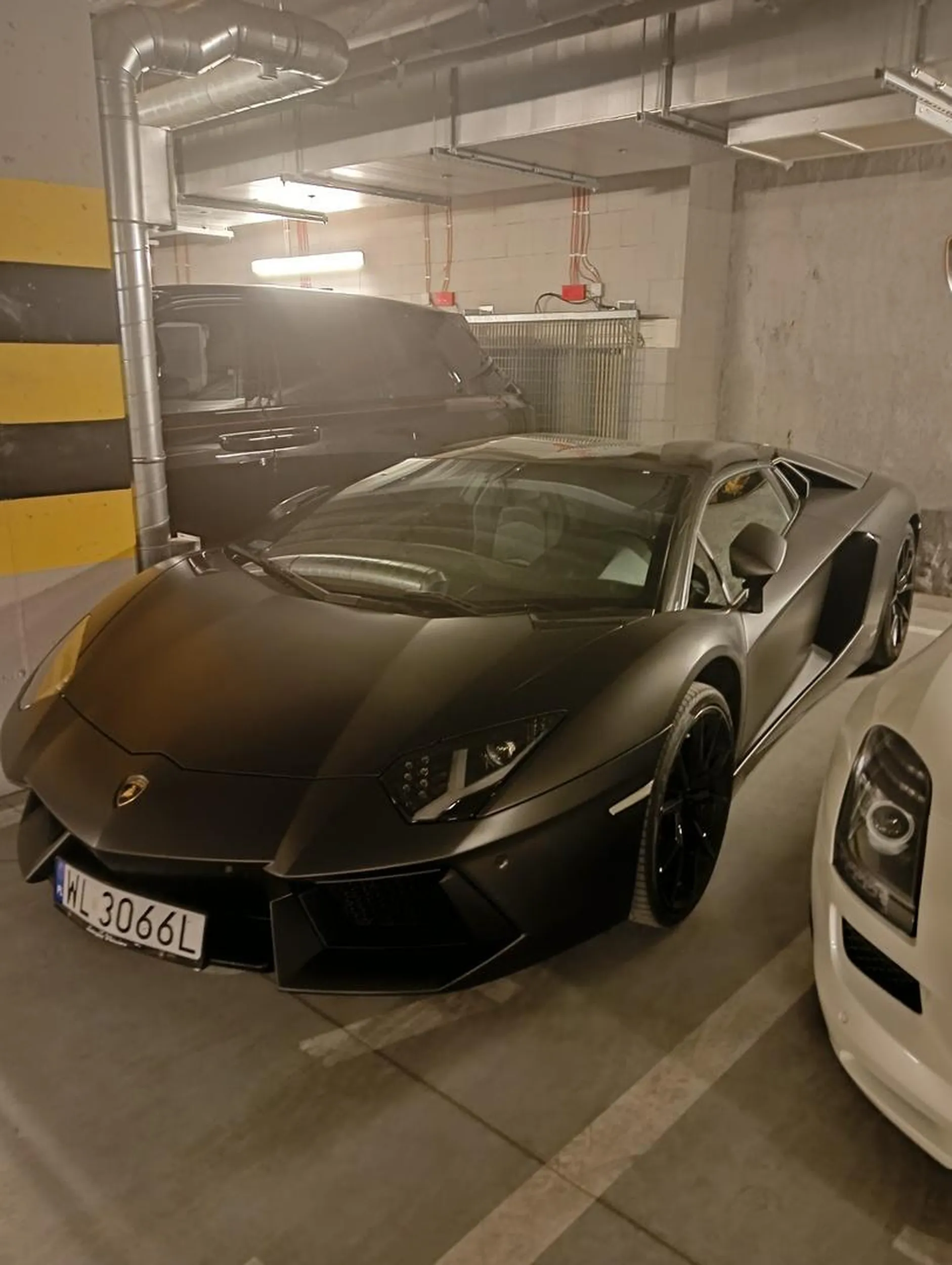 Fajne auto fajny kierowca wiem gdzie mieszka wiem gdzie stoi ten Aventador ma jeszcze obok Rolls royca cullinian i dwa mercedesy sls AMG