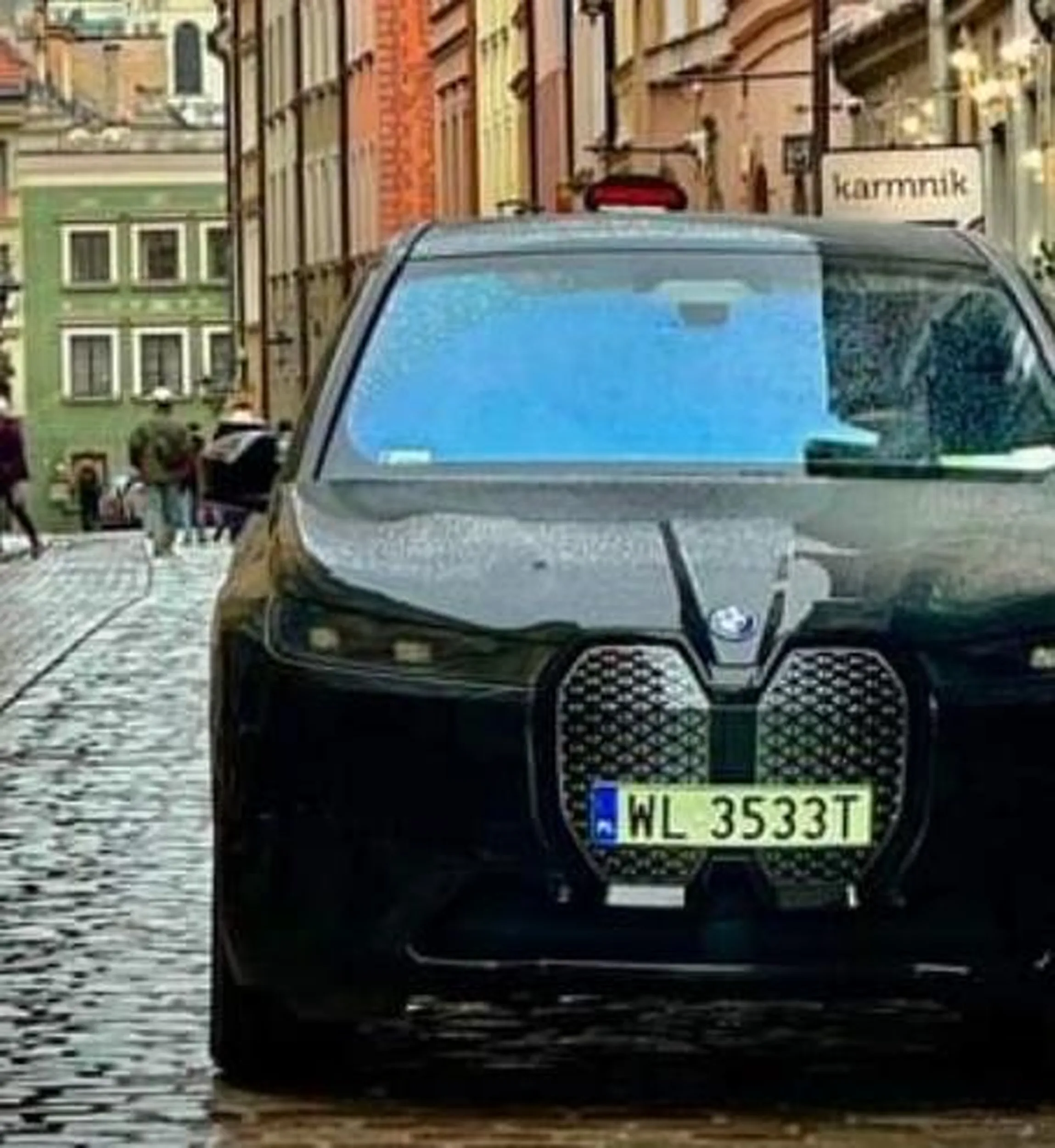 Zadufany w sobie frędzel we wtyczkowym BMW któremu wydaje się że jest zajebisty. Świata nie widzi po za swoim bóbrem i na siłę wpierdala ludzka swoją zbawienna dla.swiata ideologię elektrowozów. W dodatku mówi w liczbie mnogiej a jak ktoś mu zada niewygodne pytanie to blokuje na FB