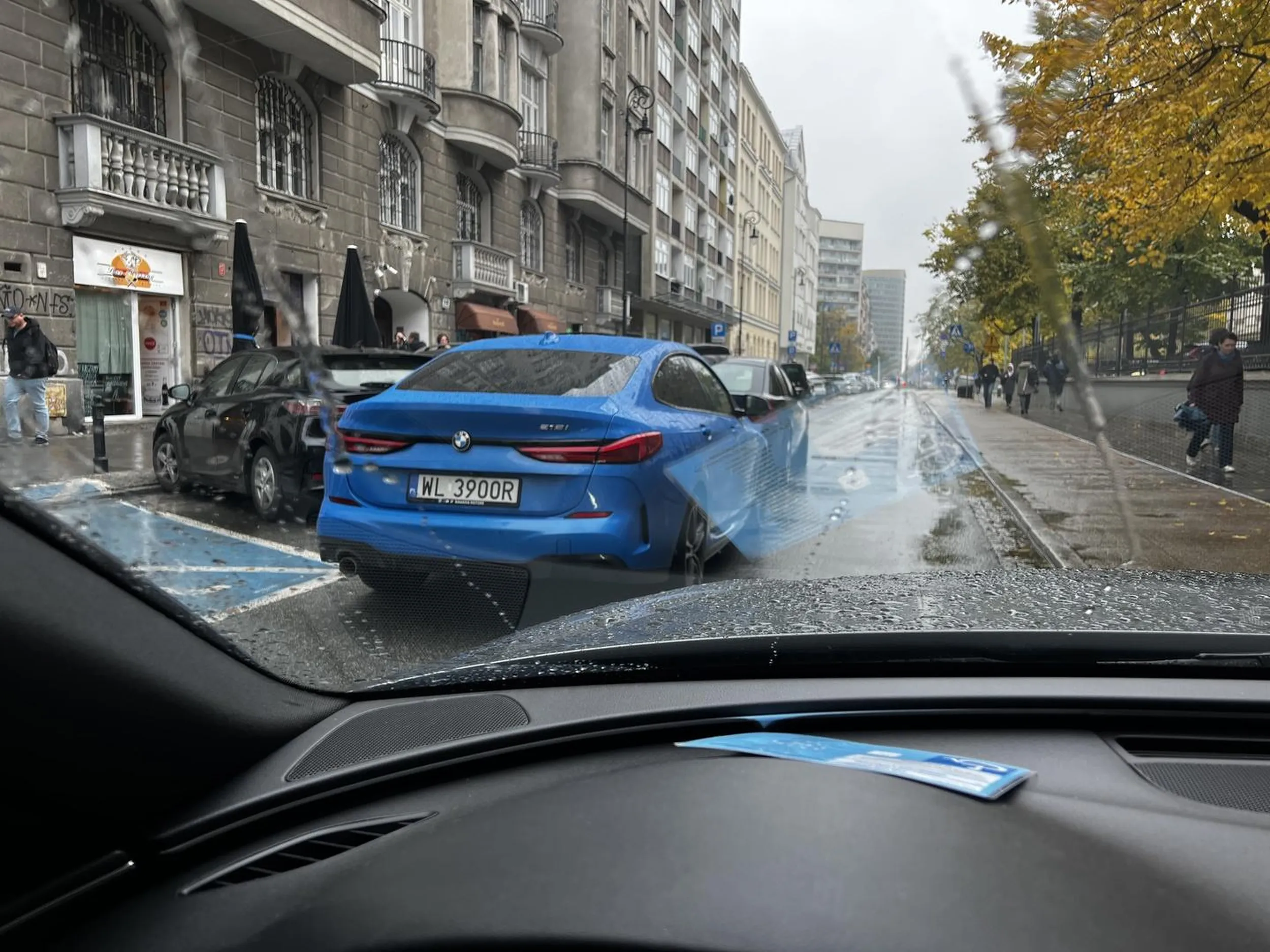 Zero wyobraźni, jak rozumiem światła awaryjne upoważniają do parkowania gdziekolwiek. Ciężko miałem wyjechać z miejsca parkingowego, bo mnie zastawił, trzeba było się łamać na kilka razy a i tak wyjechałem na żyletki. Oczywiście w środku nikogo, przez dłuższy czas, bo pierwsze 10 minut odczekałem, może jakaś szybka sprawa. Ale niestety