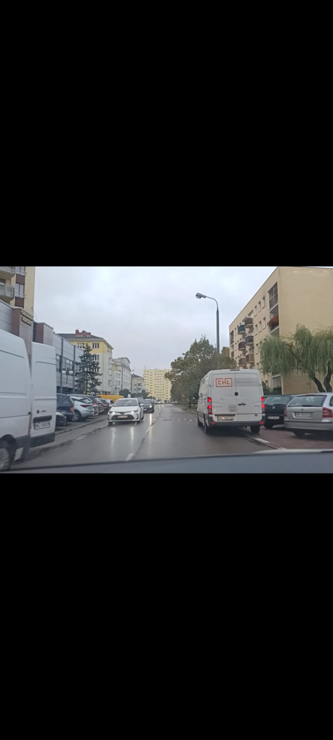 Utrudniane- tamowanie ruchu innym kierowcom, zasłanianie widoczności i zastawianie wyjazdu z miejsc parkingowych.