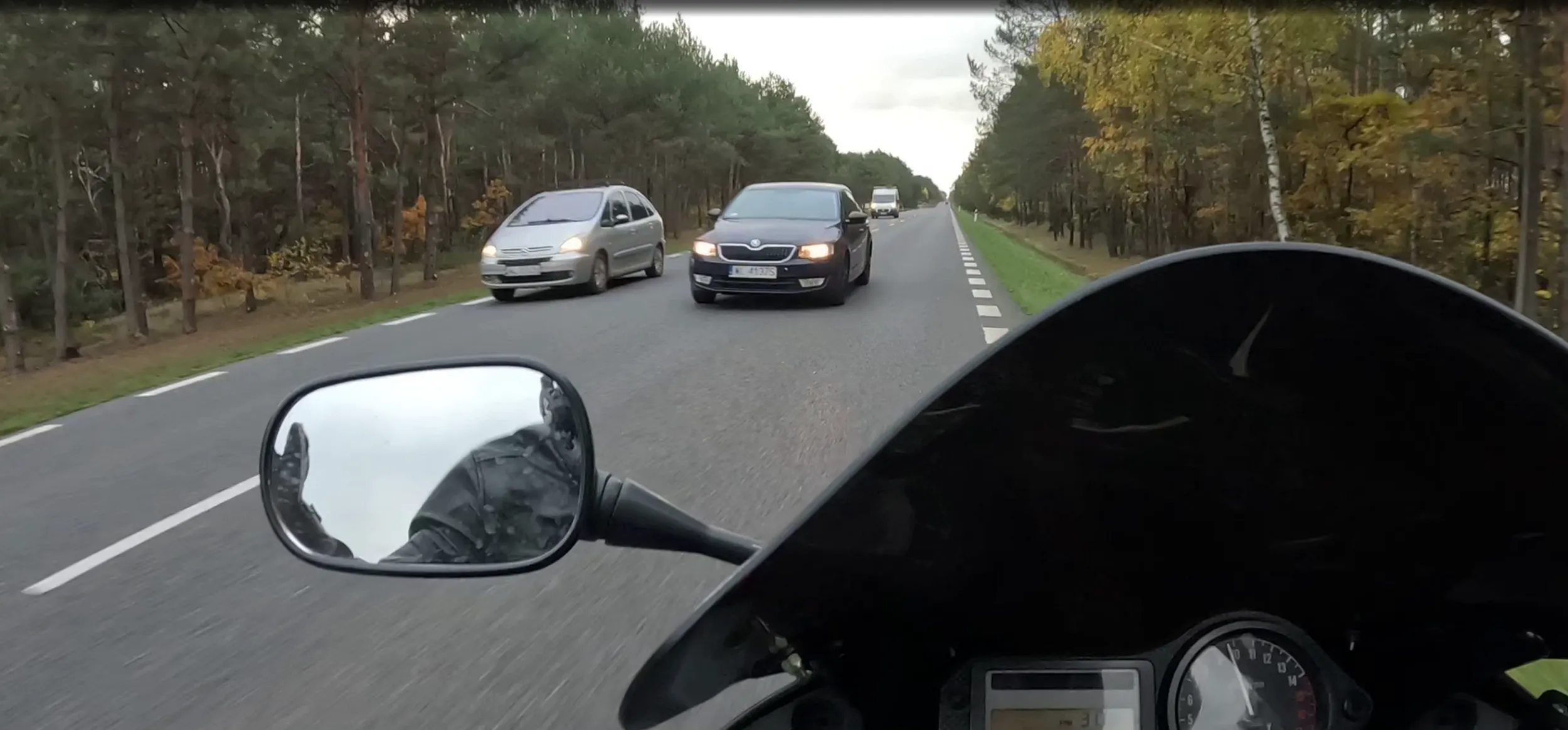 Wyprzedzanie na 3-go, nie ogarnia, że z naprzeciwka ktoś jedzie.