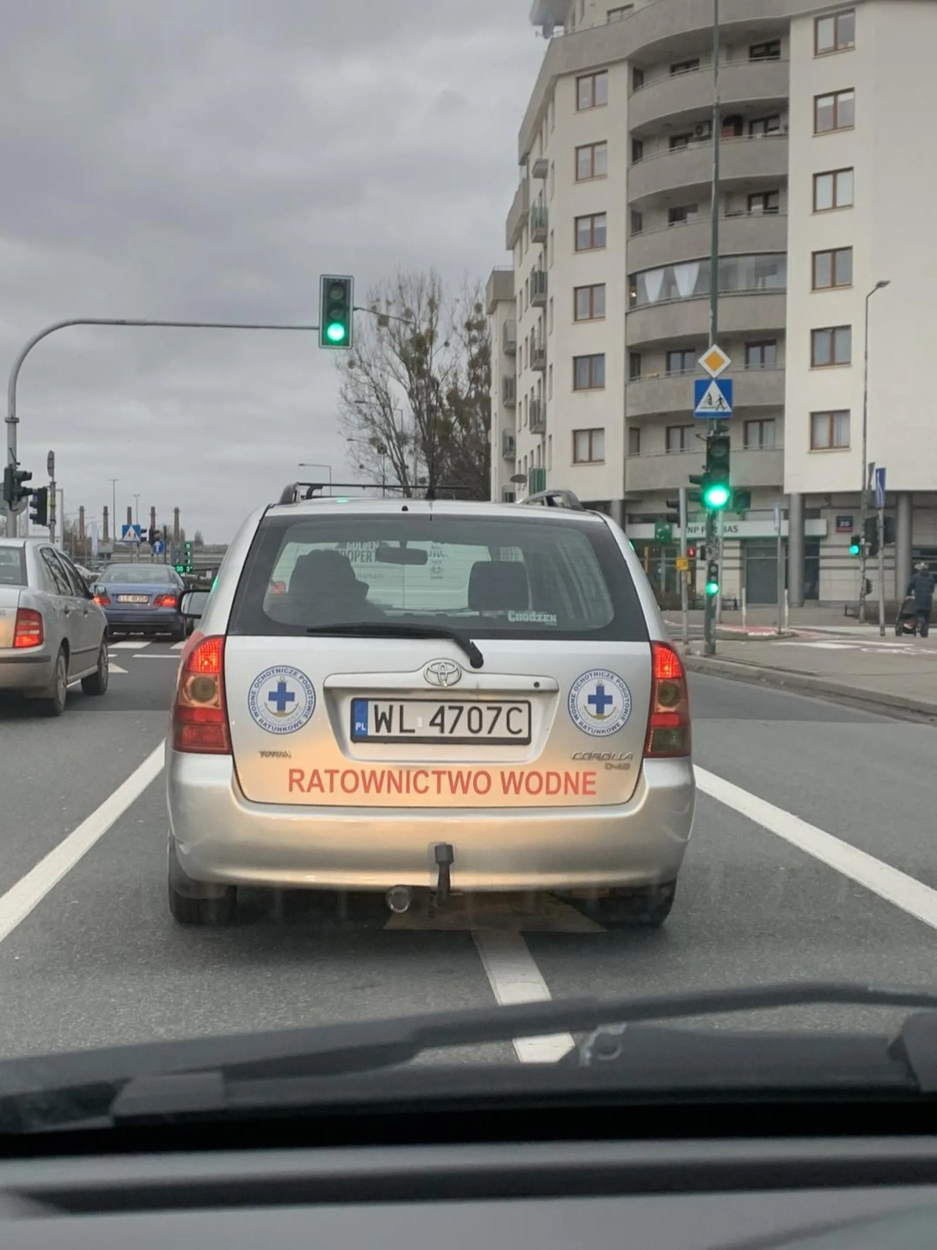 Ratownictwo wodne zaśmieca ląd papieroskami wyrzucanymi przez okno. Żenada.