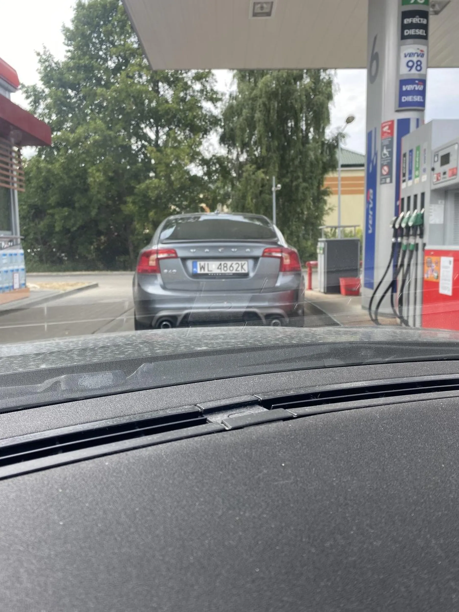 Pannica zrobiła sobie pokaz kundla na stacji i zablokowała dozownik na długi czas, po zwróceniu uwagi pinda poszła robić zakupy.